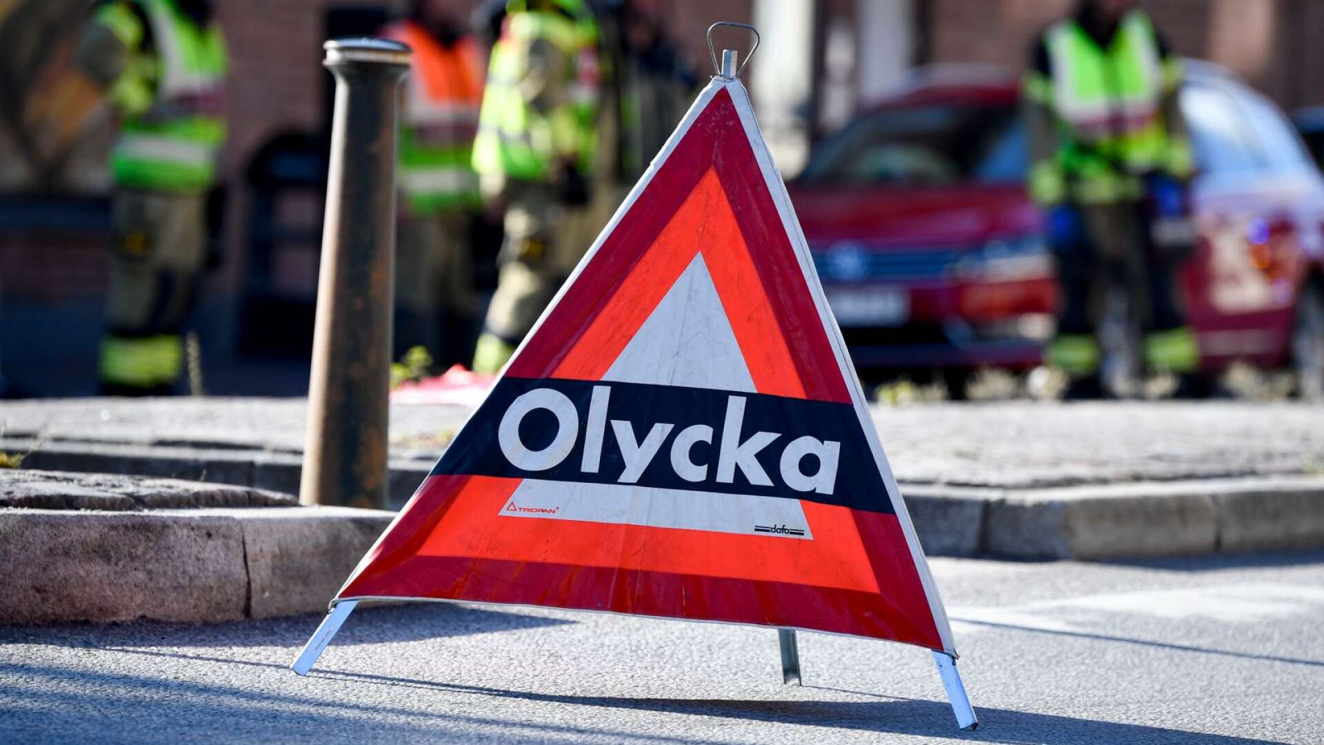 En moped körde in i en personbil i Falköping under söndagen.