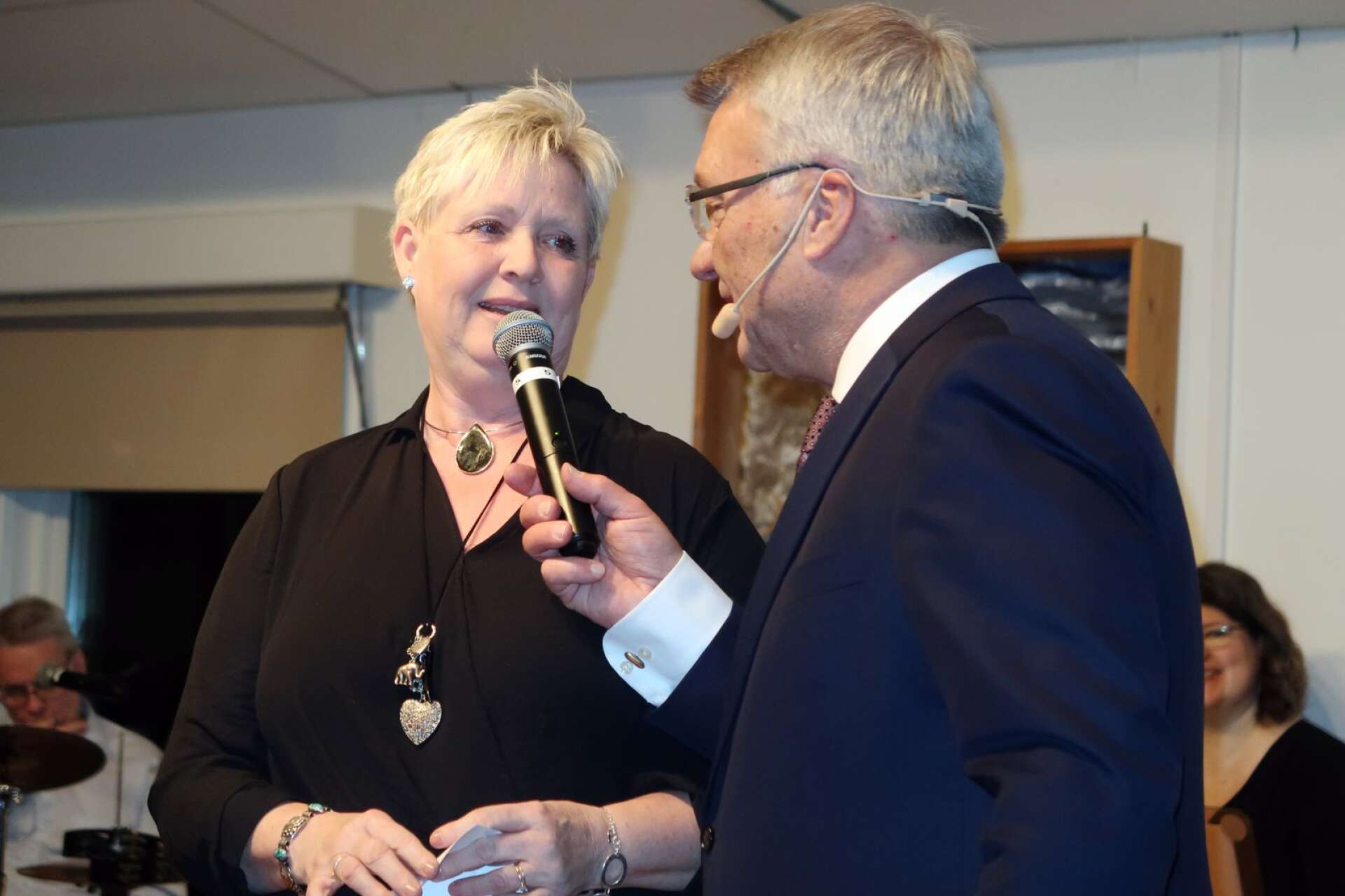 Stig Bertilsson interjuvar Britt-Marie Prim från Dalslands Fotbollförbund. 