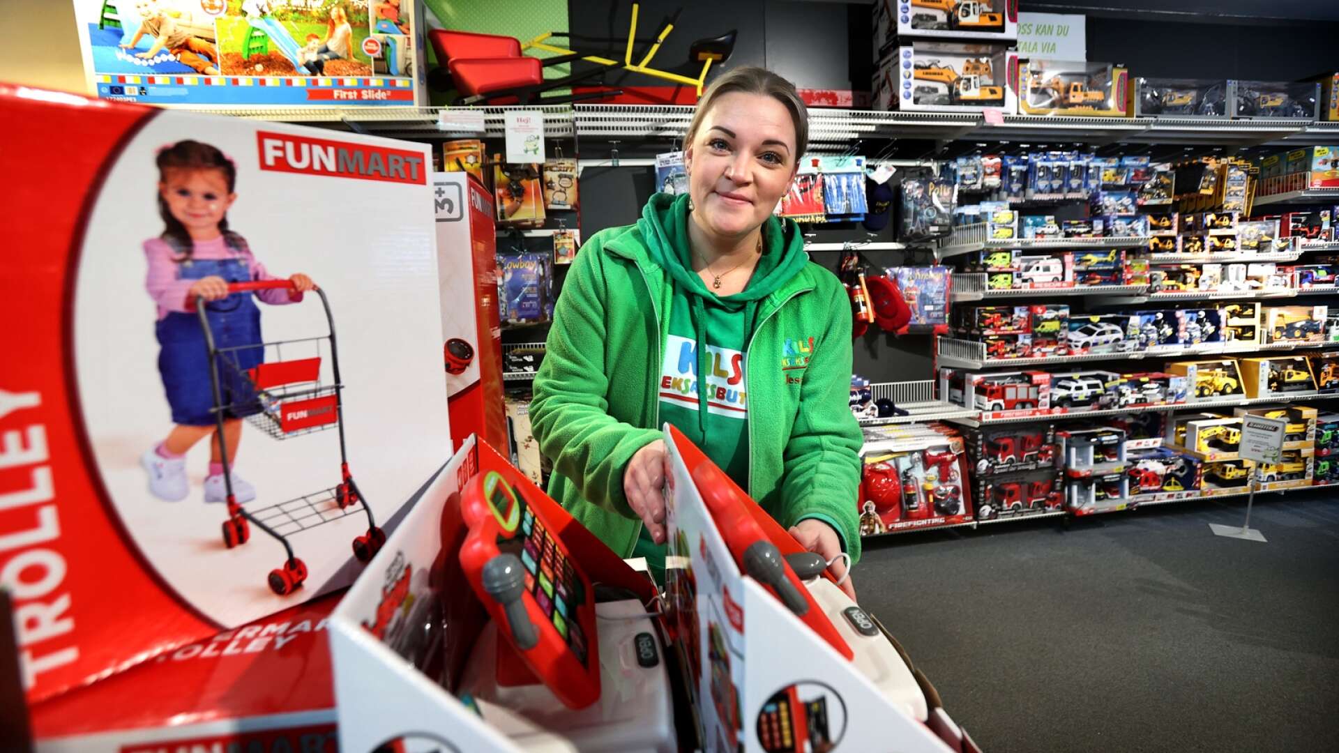 Jessica Arntsson jobbar i Kils leksaksbutik. Butiken har nyligen bett allmänheten om stöd för sin framtida överlevnad, vilket genererade ett större gensvar än väntat. 