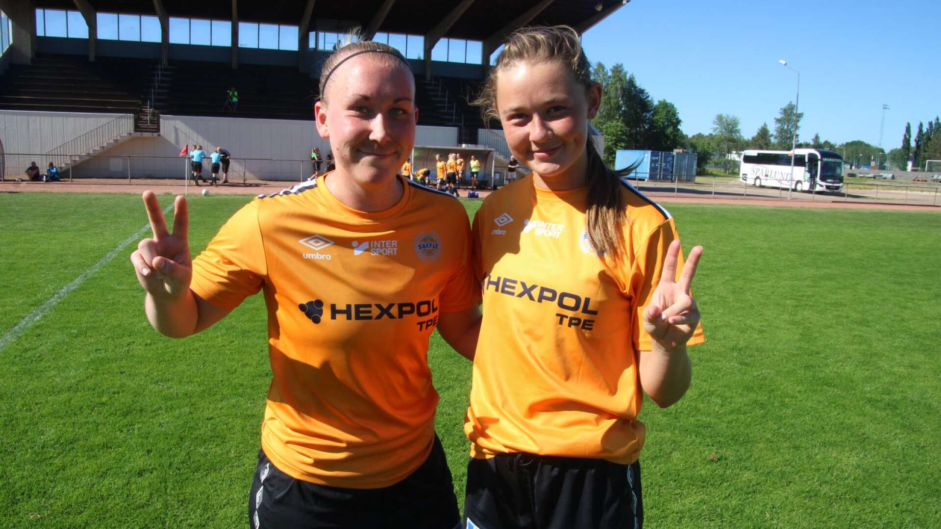 Seriepremiär i division 1 norra Götaland. Säffle SK vann med 4–1 efter två mål vardera av Nathalie Wetese (till vänster) och Svea Rehnberg från Åmål.