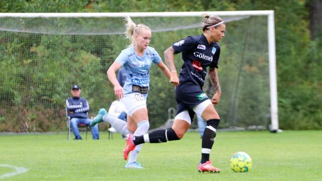 IF Viken förlorade seriefinalen på Rösvallen mot Götene IK med 1–2, men toppar ändå fortfarande division 2 norra Götaland. Vikens Emma Karlsson jagar bollförande Mill Eriksen i Götene.