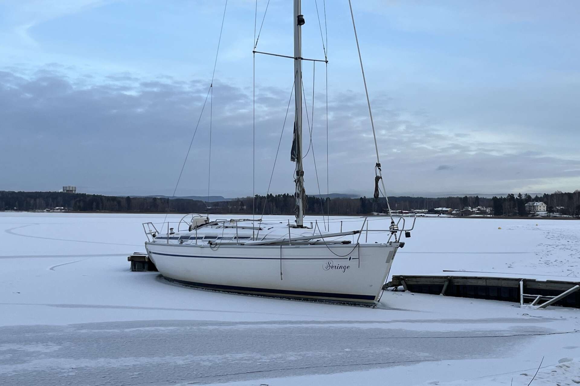 Segelbåten i Björknäs har frusit fast.