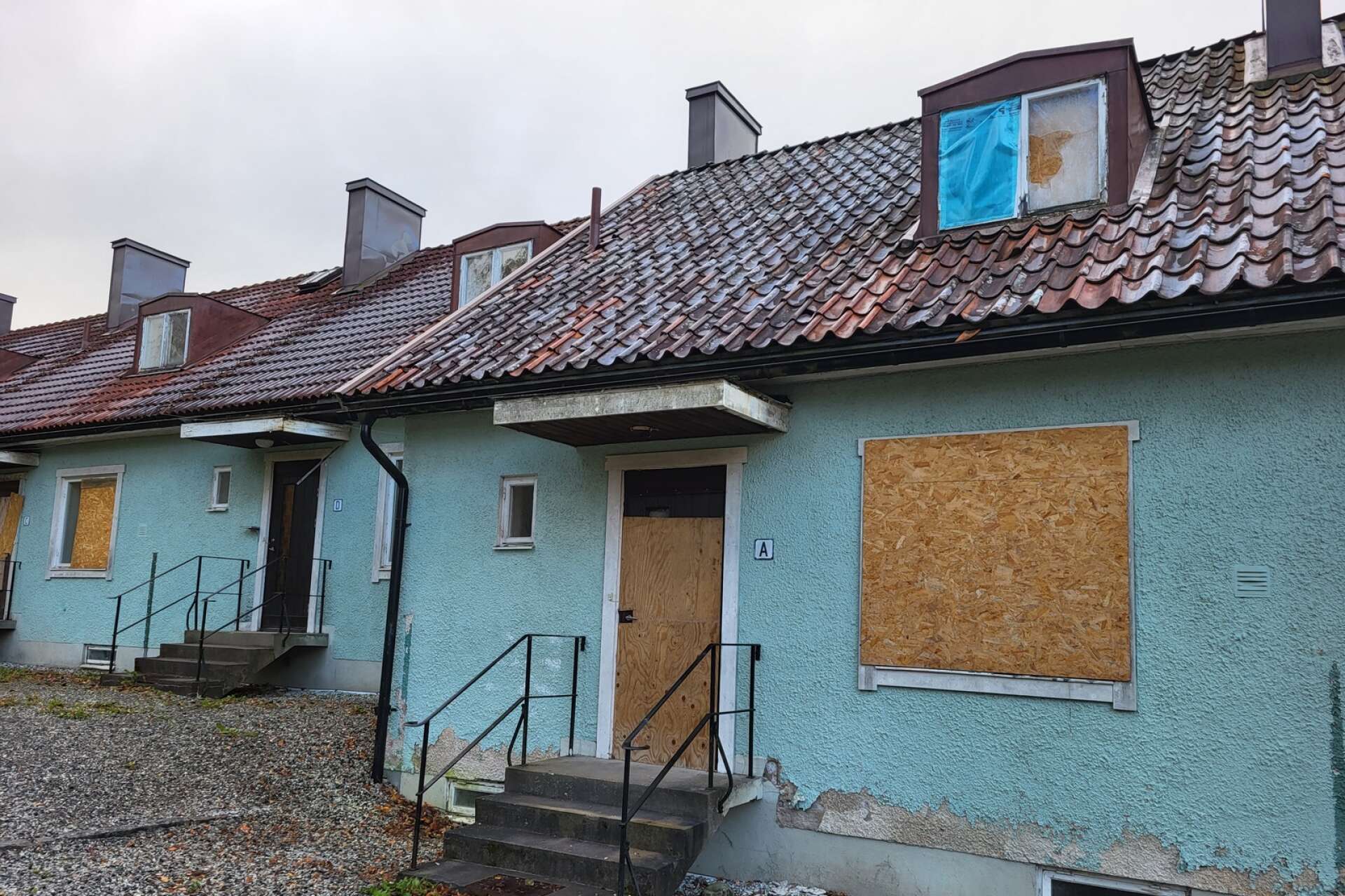 Nu ansöker kommunen om rivningslov för de fallfärdiga husen på Kråkåsvägen i Nykroppa. 