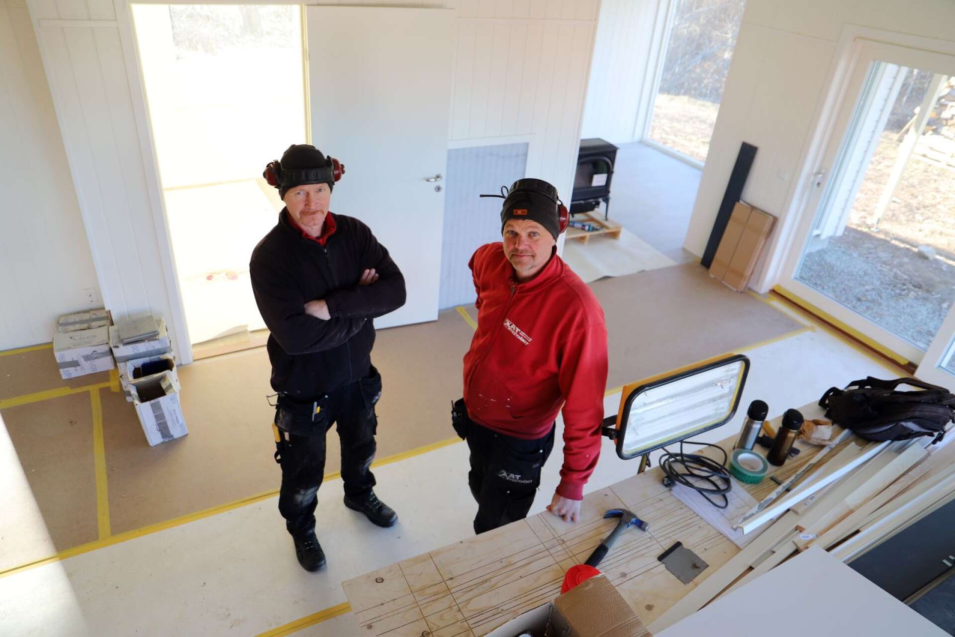 Tommy Schmidt och Anders Jansson har med sitt A &amp; T Byggtjänst byggt ett arkitektritat fritidshus med högt i tak på Furnäs åt en norsk beställare.