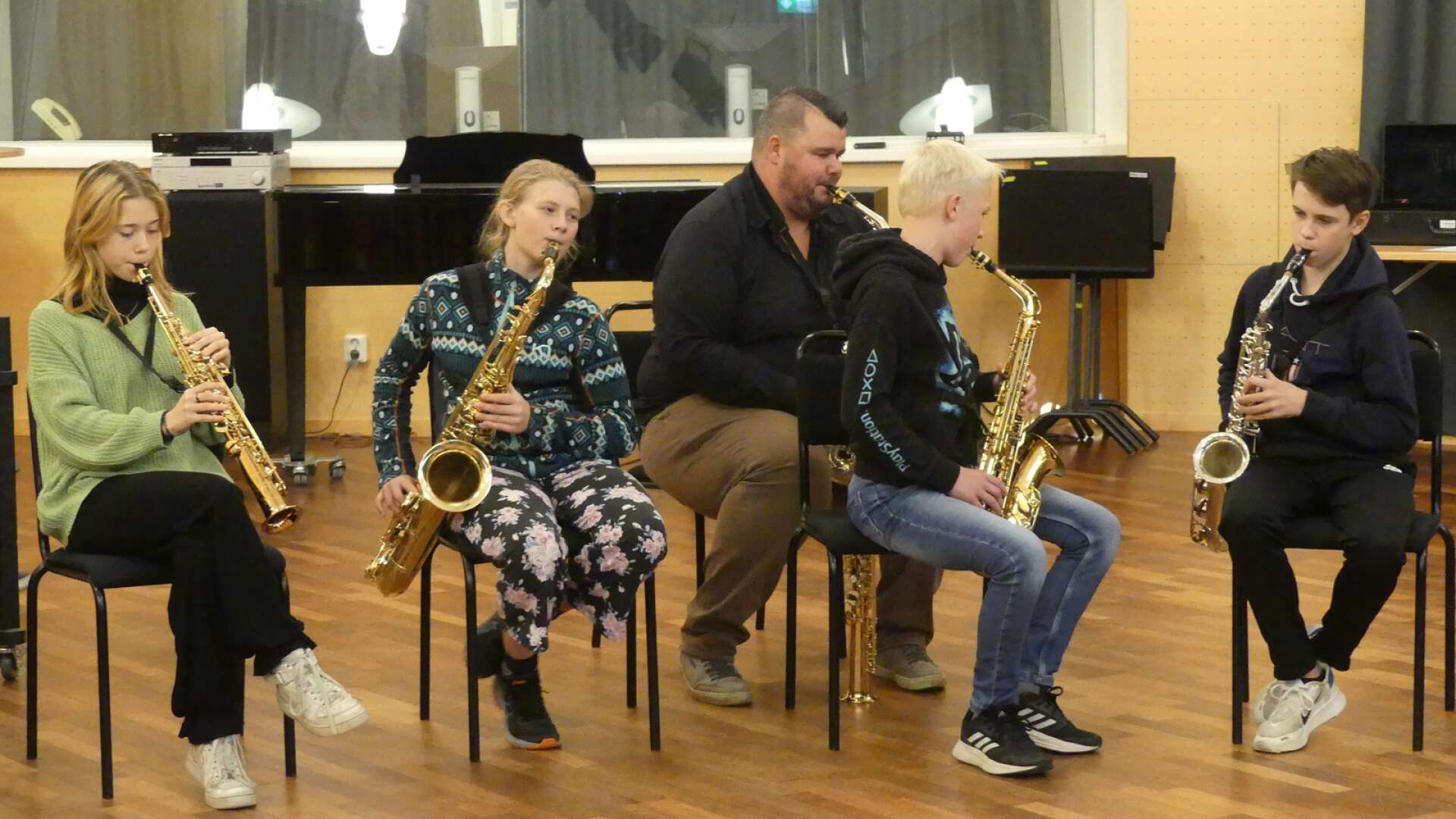 Att spela på gehör innebar en utmaning både för elever och lärare under lördagens folkmusikworkshop. Från vänster: Isolde Teetaert, Alice Nilsson, Isak Danielsson och Noa Wiman. Bakom: Fredrik Myrén.