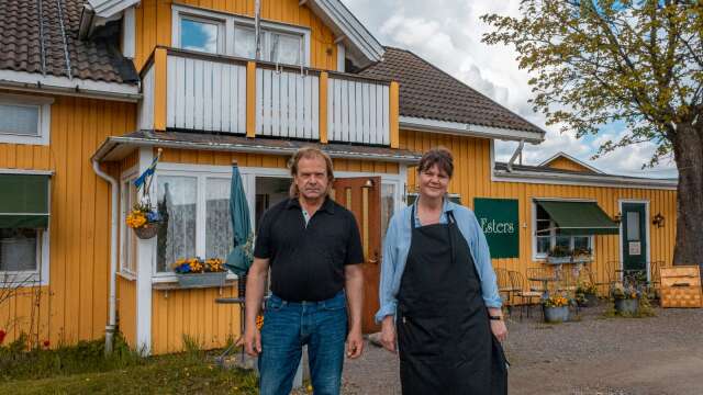 Lars Gunnar Larsson och Lotta Ståhl satsar för en sista sommar på Esters café i Långserud.