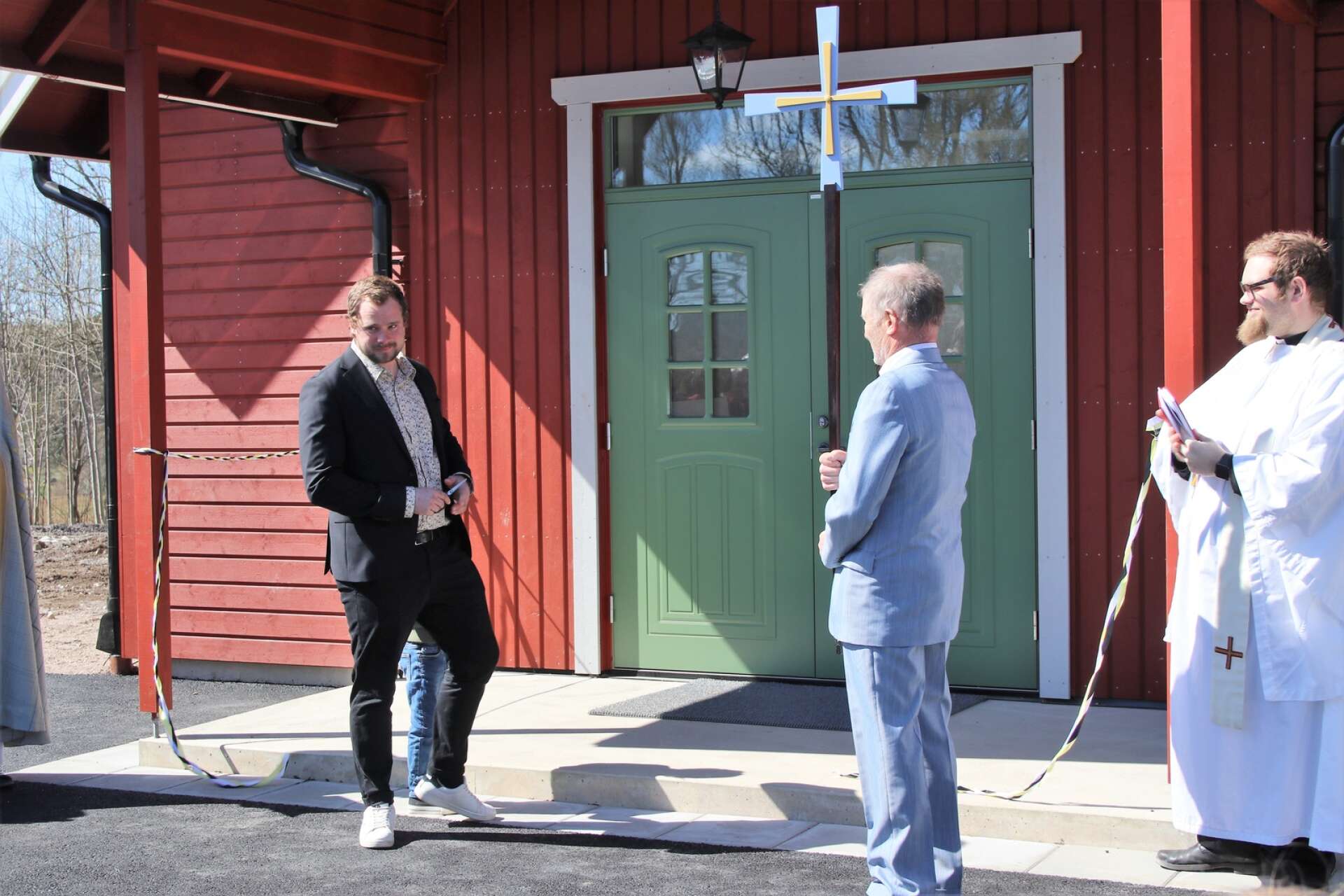 Det var Åmåls församlings fastighetsansvarige Martin Hallberg som fick hedersuppdraget att klippa bandet och därmed inviga det nya församlingshemmet i Fröskog. 