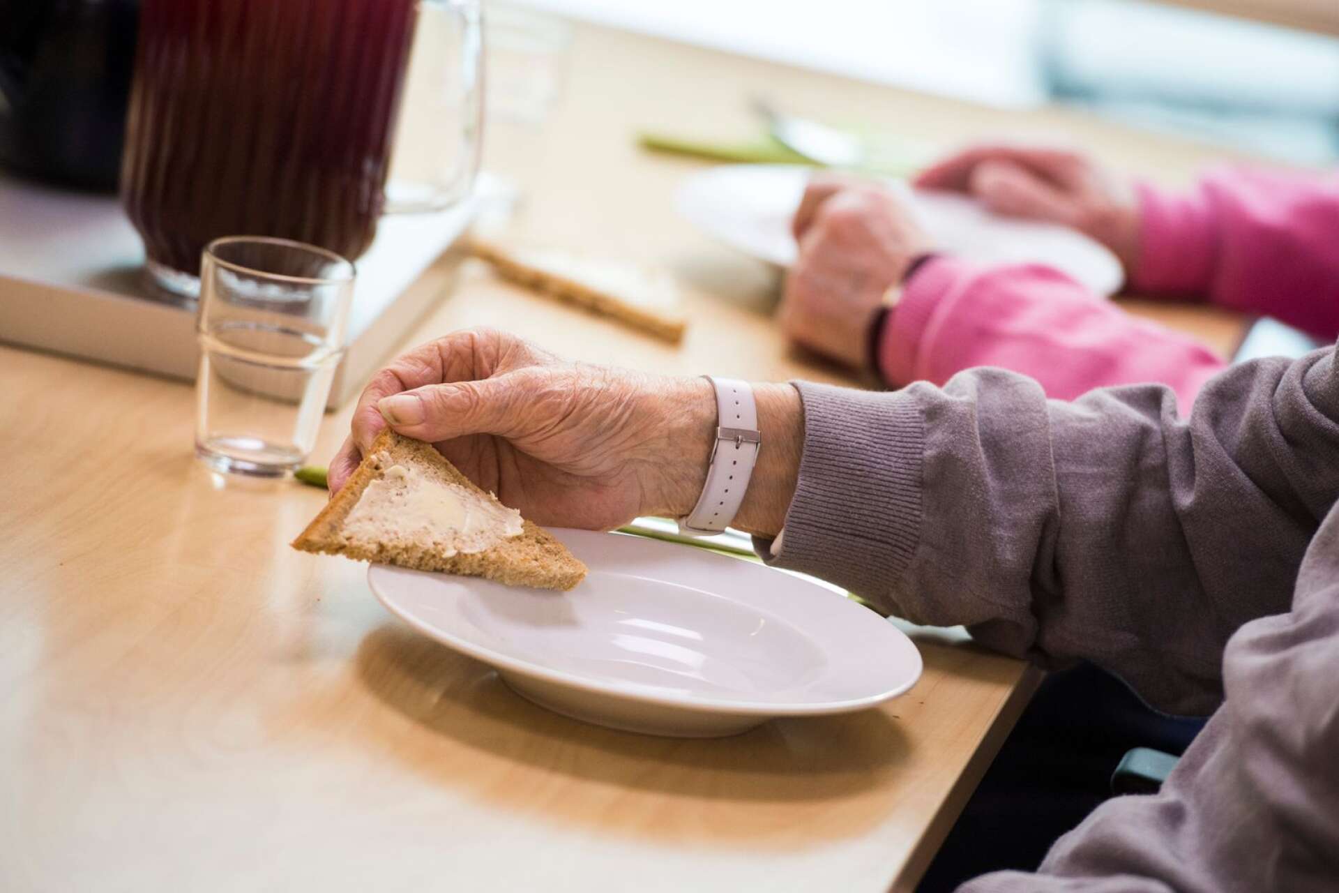 En undersköterska har projektanställts i Degerfors som ska ha fokus på att minska nattfastan bland äldre. 