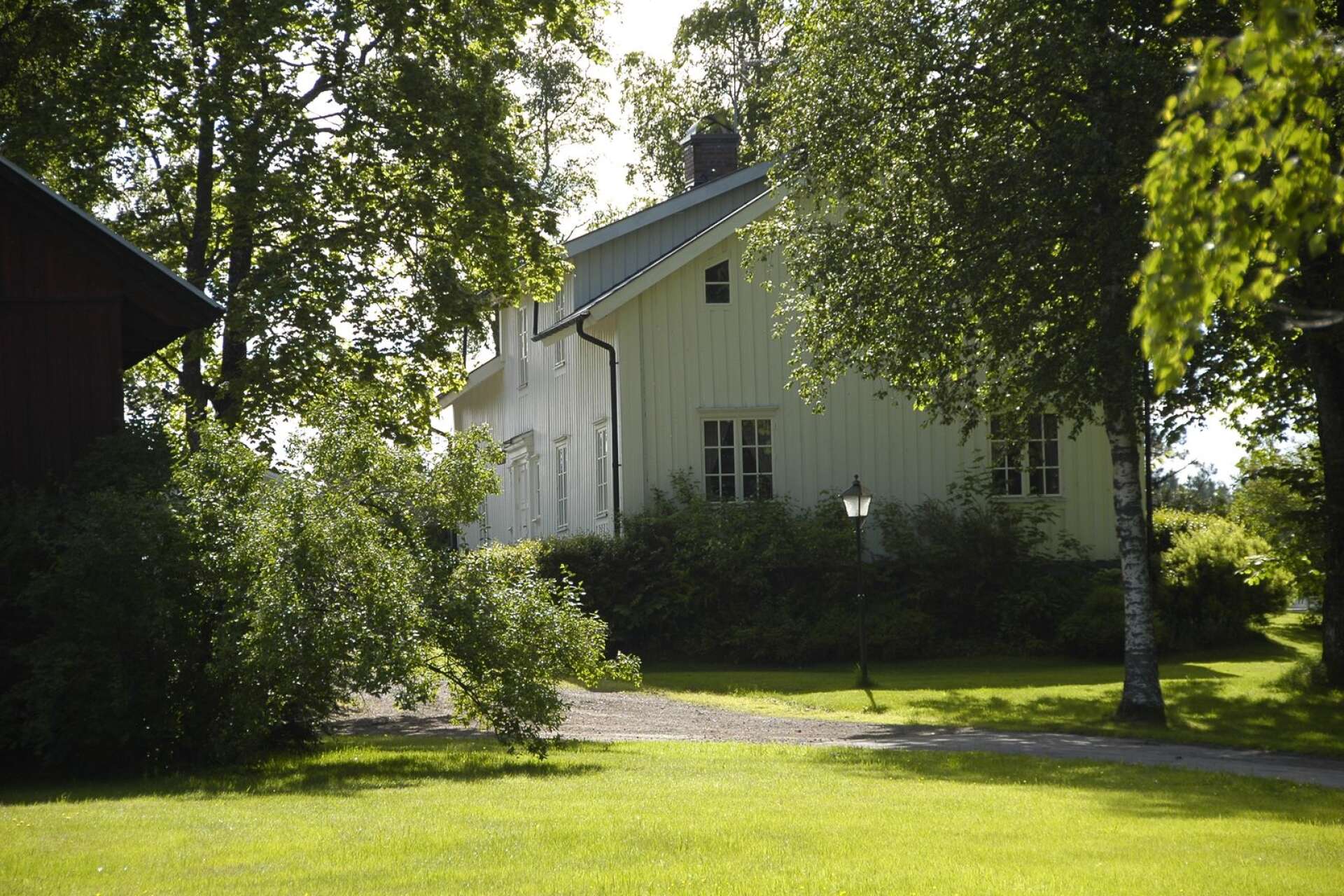 Gården Norra Östbro (Norrbro).Byggnaden ska vara uppförd redan 1665, troligtvis av den omtalade Anders Svenske.