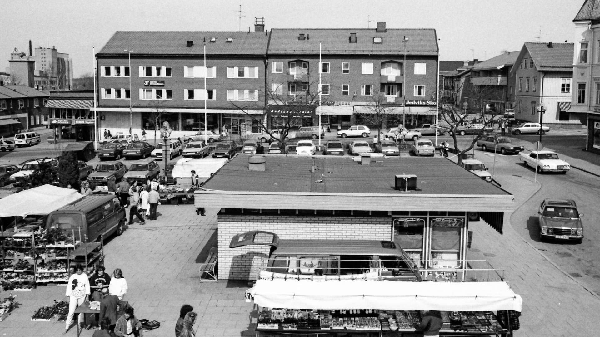 Så här såg Stortorget ut 1987. Snart skulle torgkiosken rivas och trafiken på Hyttegatan liksom bilparkeringen på norra delen av torget skulle bara finnas kvar till våren 1995. 