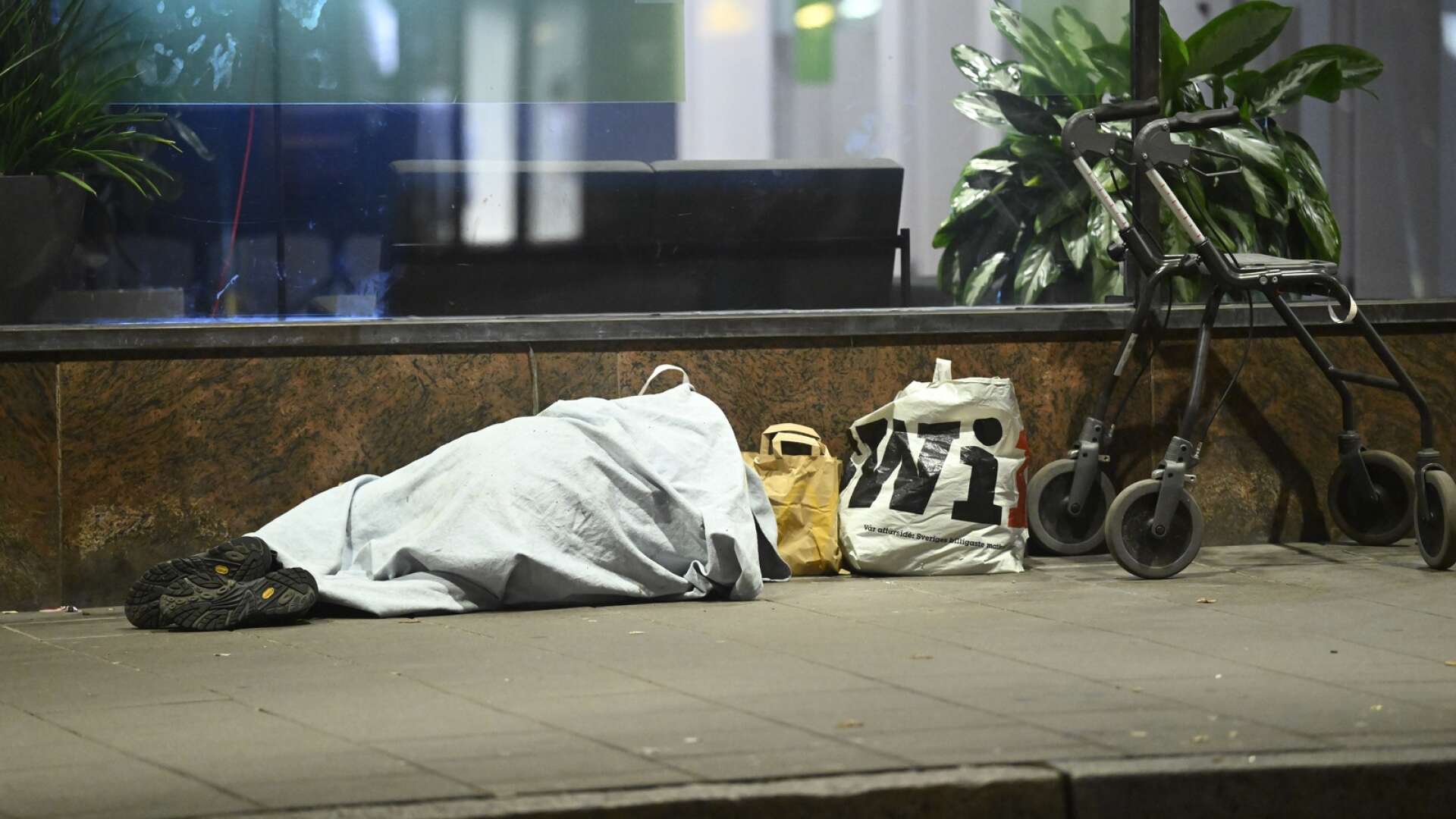 Det finns ett antal hemlösa i Skövde –  i dagarna har en person setts sova utomhus i de centrala delarna av staden (Bilden är en illustration).
