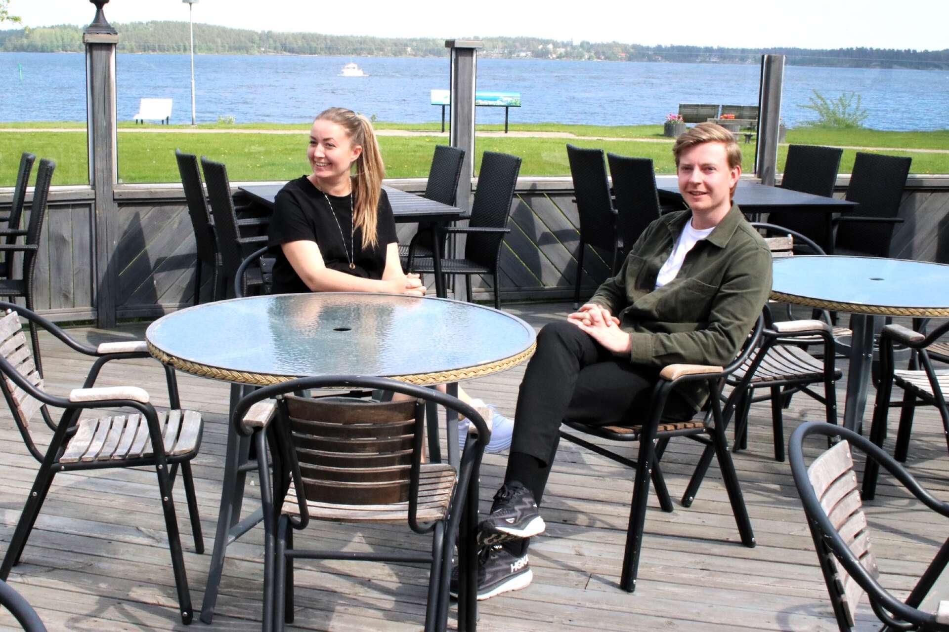 Rebecca Svenhage och Markus Enoksson på Dalslands Skafferis uteservering med fantastisk sjöutsikt.