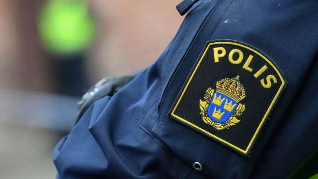 Polisen misstänker att den bil som påträffades i Bäckefors är stulen - och att den har samband med två avskurna slangar.