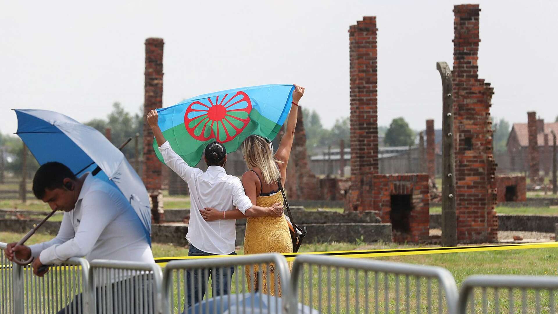 Människor minns folkmordet på romer i Auschwitz-Birkenau den 2 augusti i år.