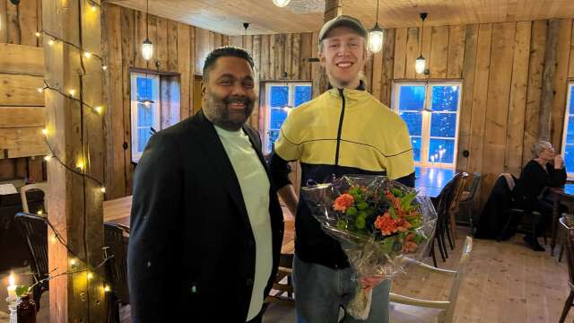 Kommunstyrelsens ordförande Daniel Andersson överlämnar blommor till stipendiaten Jonathan Lundén.