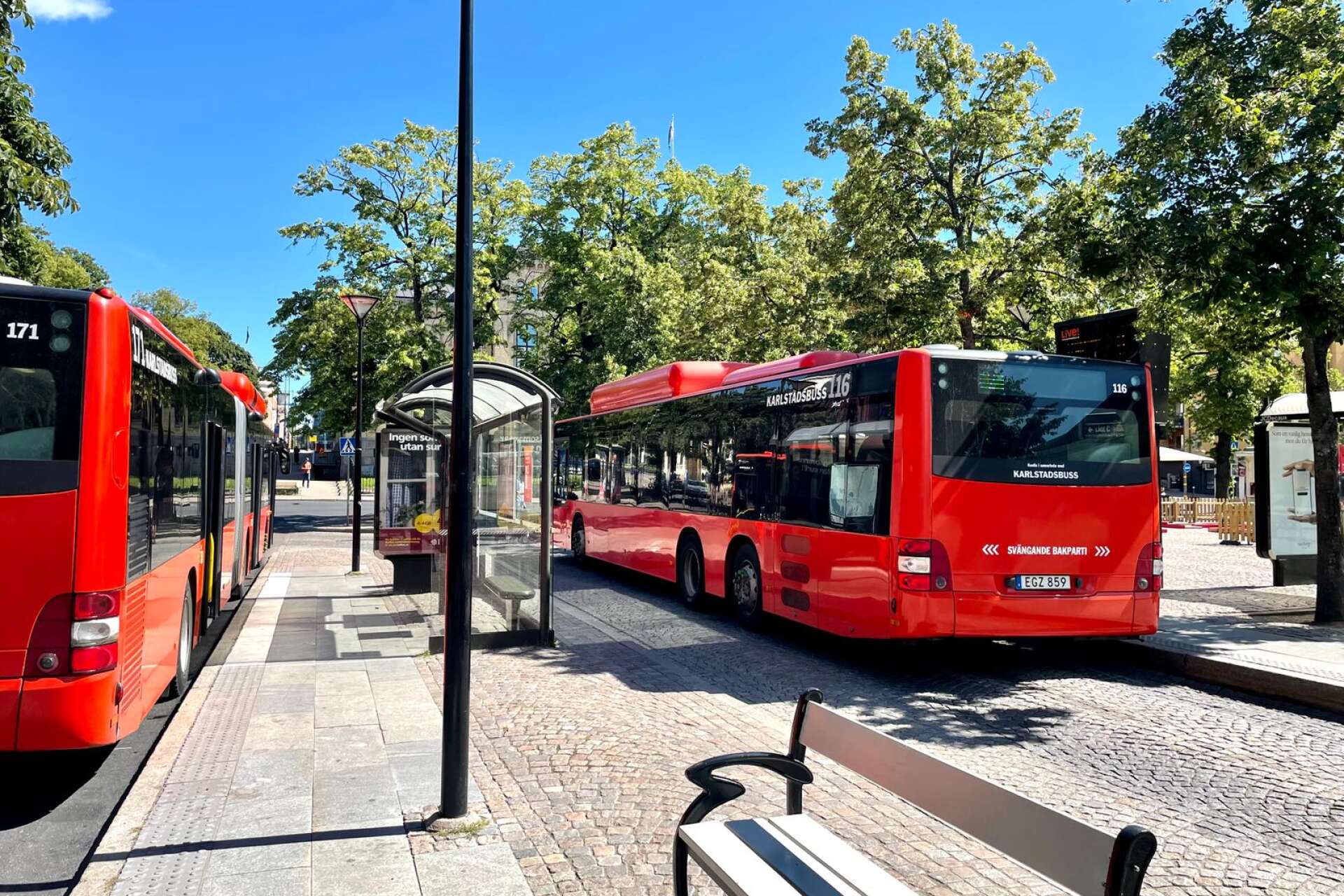 De flesta bussar utgår från Stora torget i Karlstad. Där finns en skärm med avgångar. 