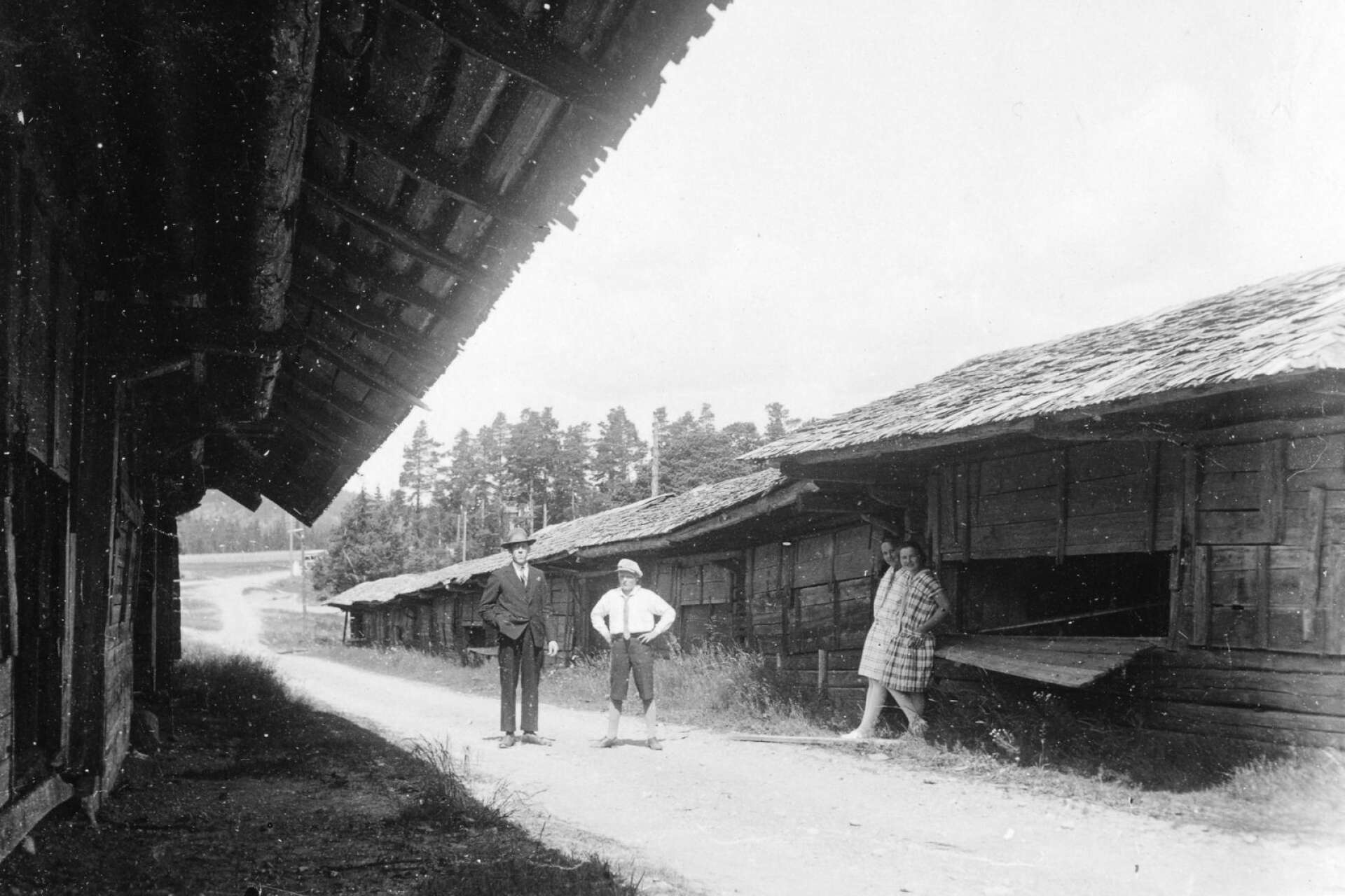 En bild av bodarna från 1929, när de hade sticktak. Bodarna hade använts flitigt i över 150 år och var slitna men fungerande. Bild med tillstånd från Nyeds Hembygdsförening, via Wermlandsbilder.