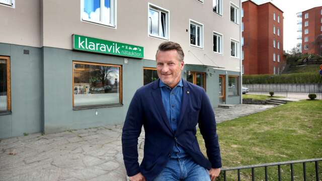 Christian Lenander är vd för Klaravik. På bilden står han framför företagets gamla kontor. Numera finns verksamheten i inre hamn.