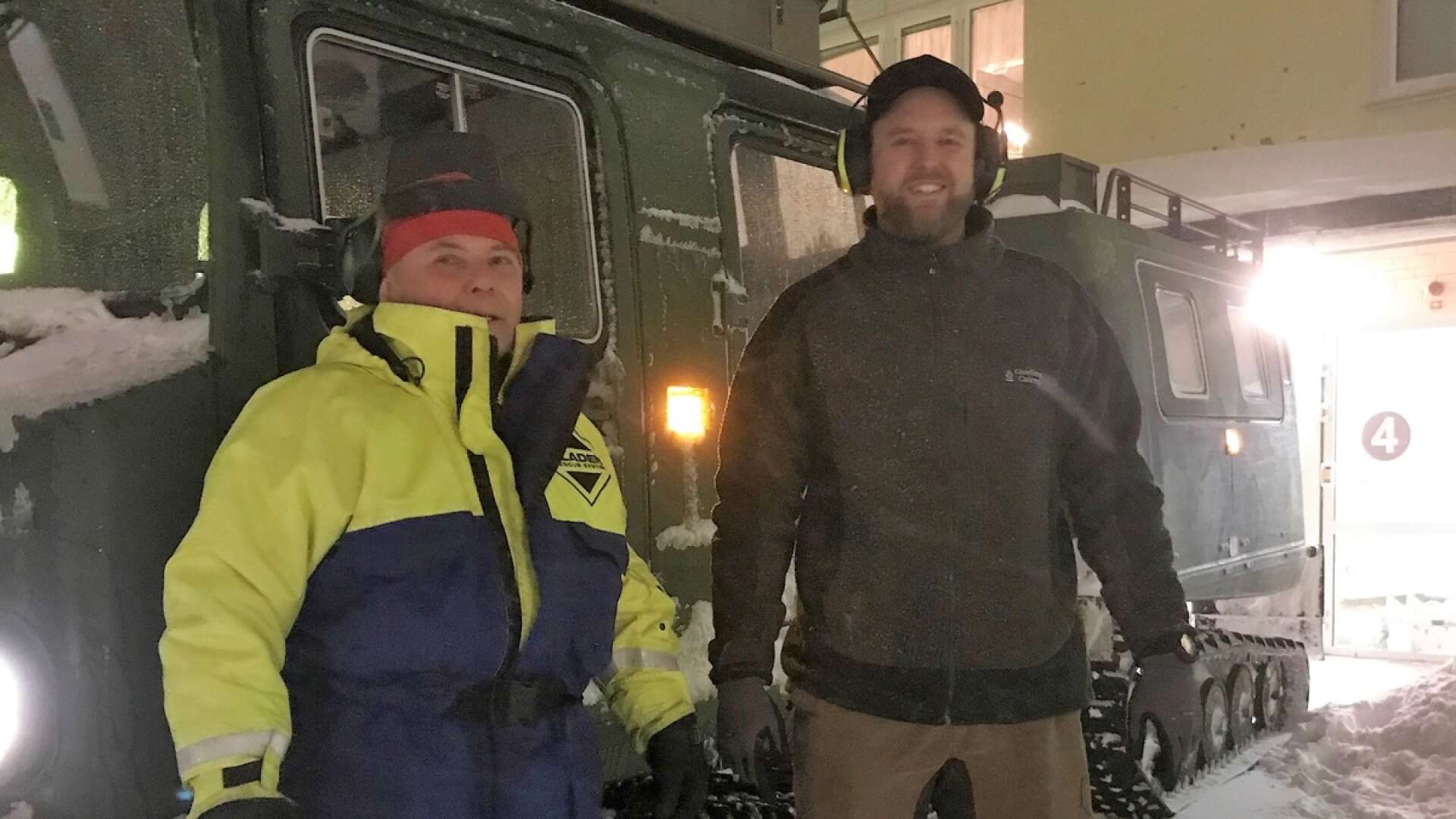 Magnus Lindblad och David Engkvist, som ingår i Åmåls kommuns resursgrupp, turades om att köra bandvagnen för att transportera personal i hemsjukvården under eftermiddagen och kvällen i fredags när framkomligheten var begränsad både i centrala Åmål och på landsbygden.
