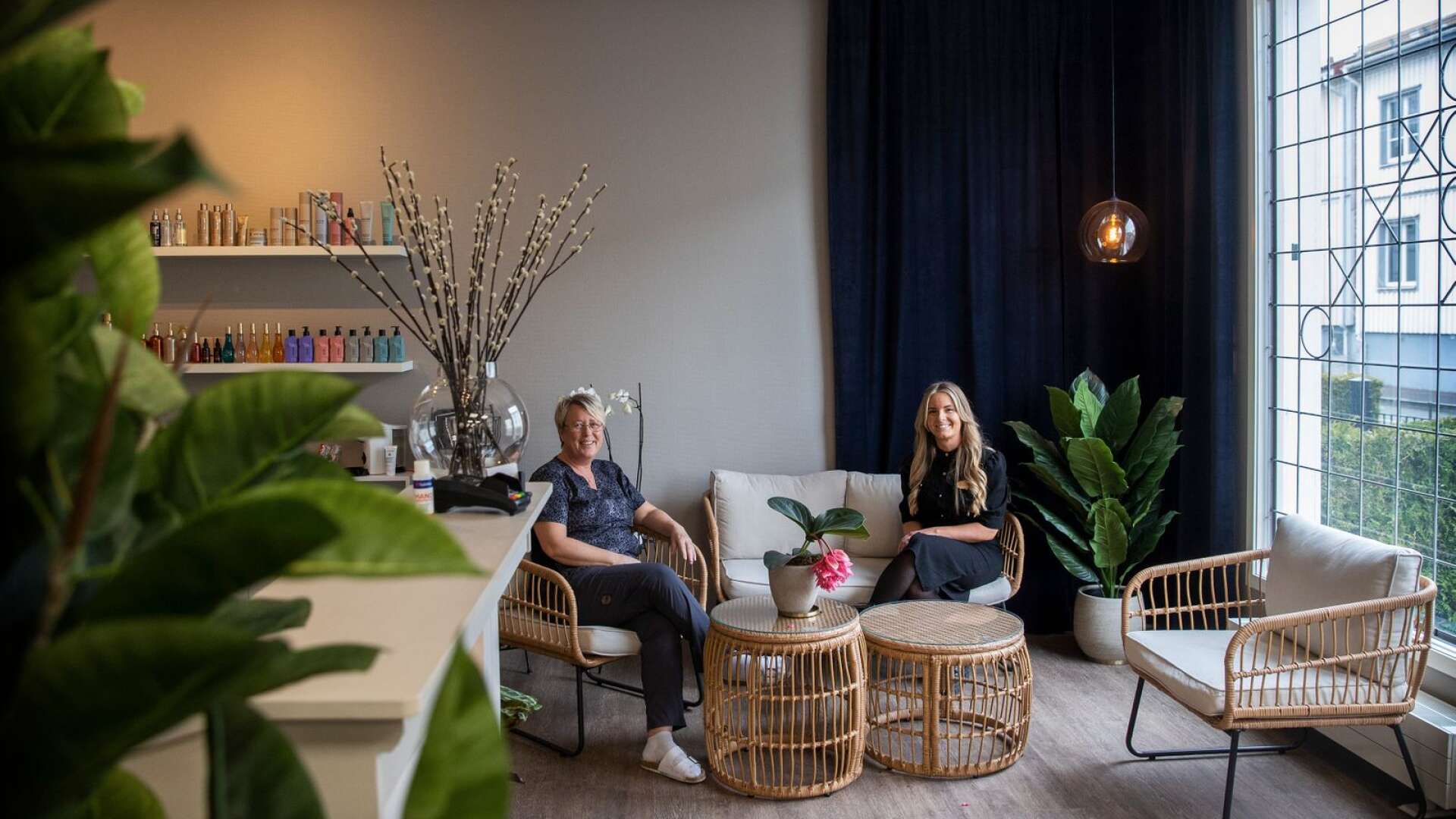 Joanna Svensson till höger har byggt om ett tidigare galleri på Marieberg i Karlstad till Navet där man både kan klippa sig, få fotvård och hudvård. Malin Sterner till vänster erbjuder medicinsk fotvård.