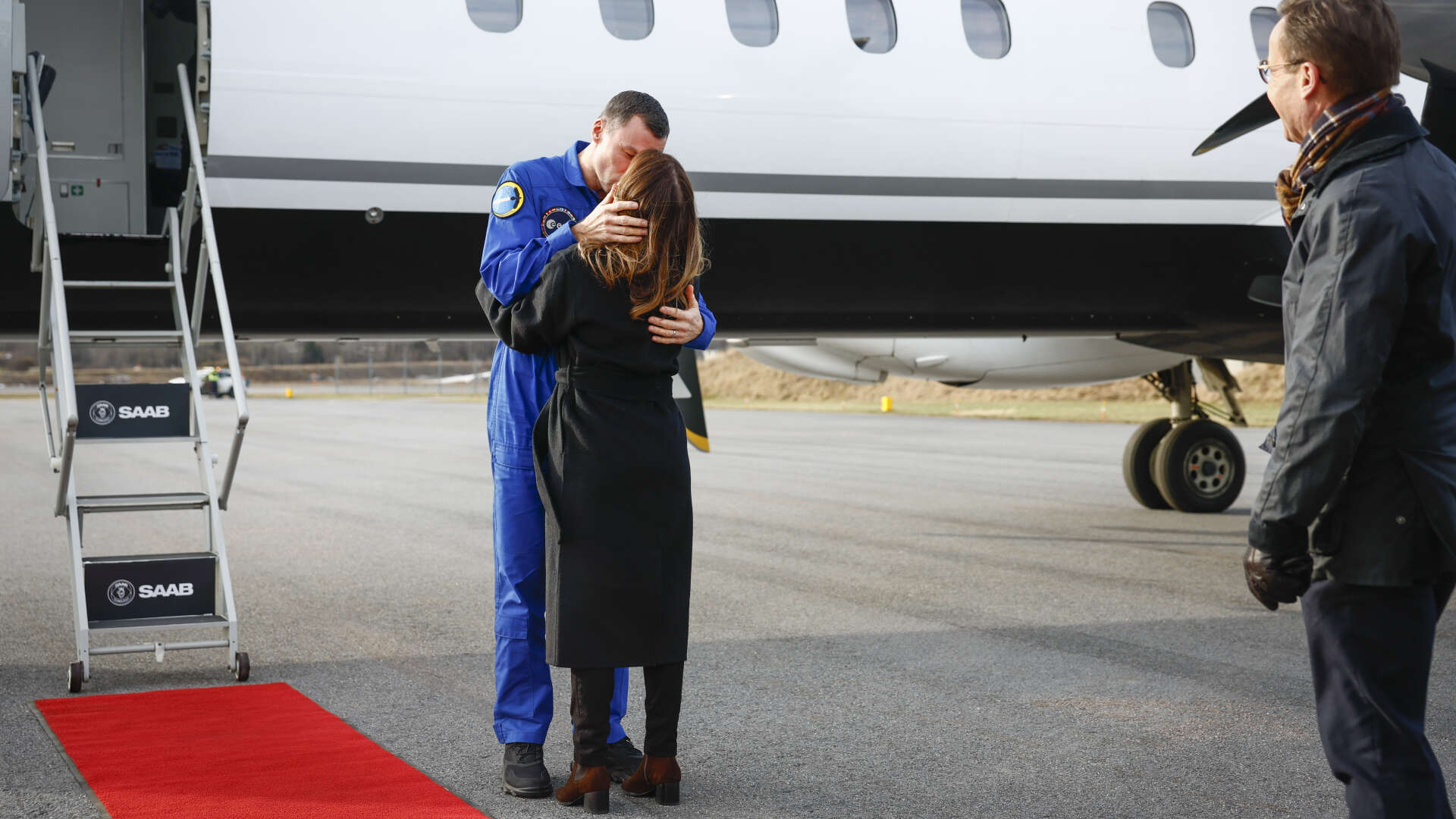 Astronauten Marcus Wandt, möts av sin fru på Bromma flygplats.