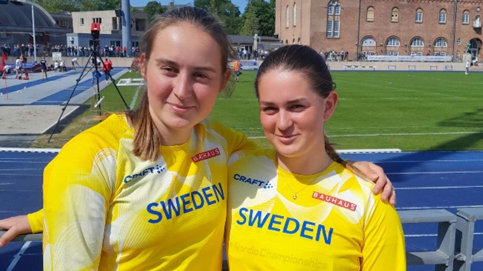 Amanda och Emelie Olsson vid NM-tävlingarna i Köpenhamn där Amanda blev tvåa och Emelie femma.