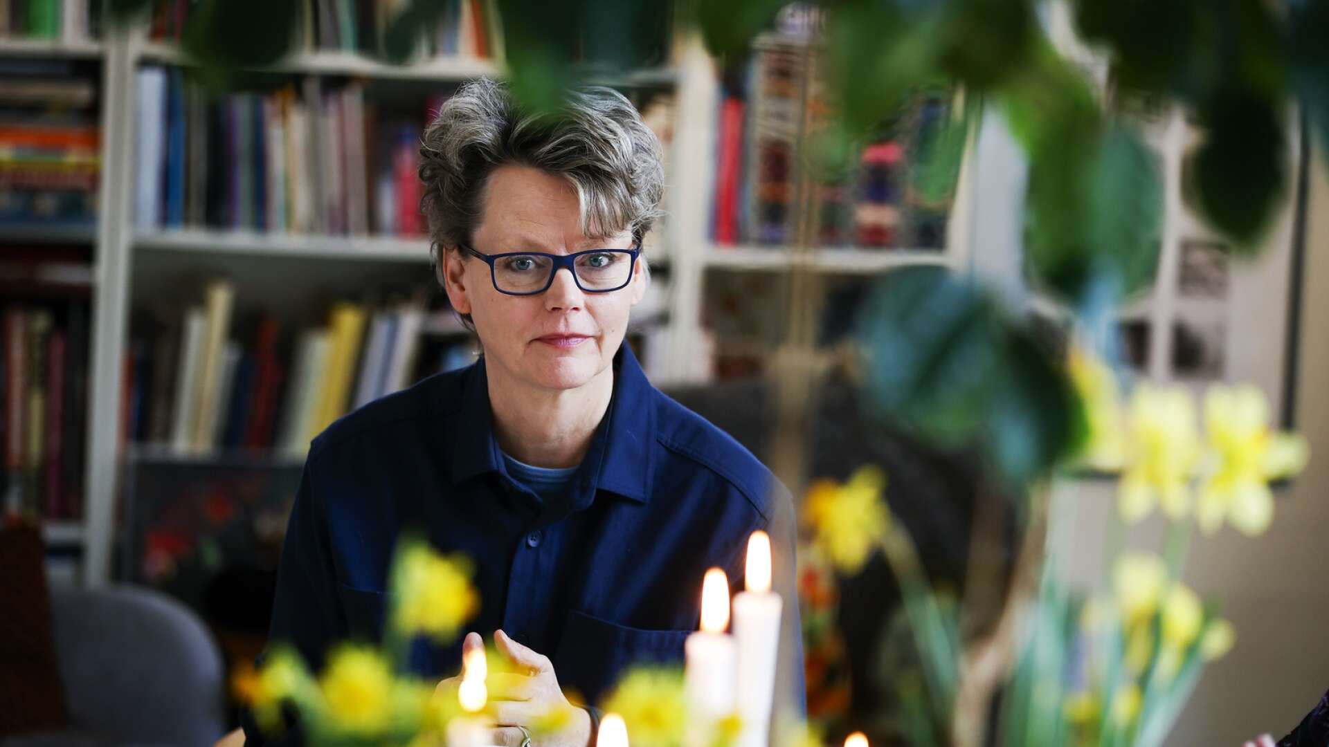 Konstnären Annika Eriksdotter lyfter minnena av skogen i både fotokonst och ny bok
