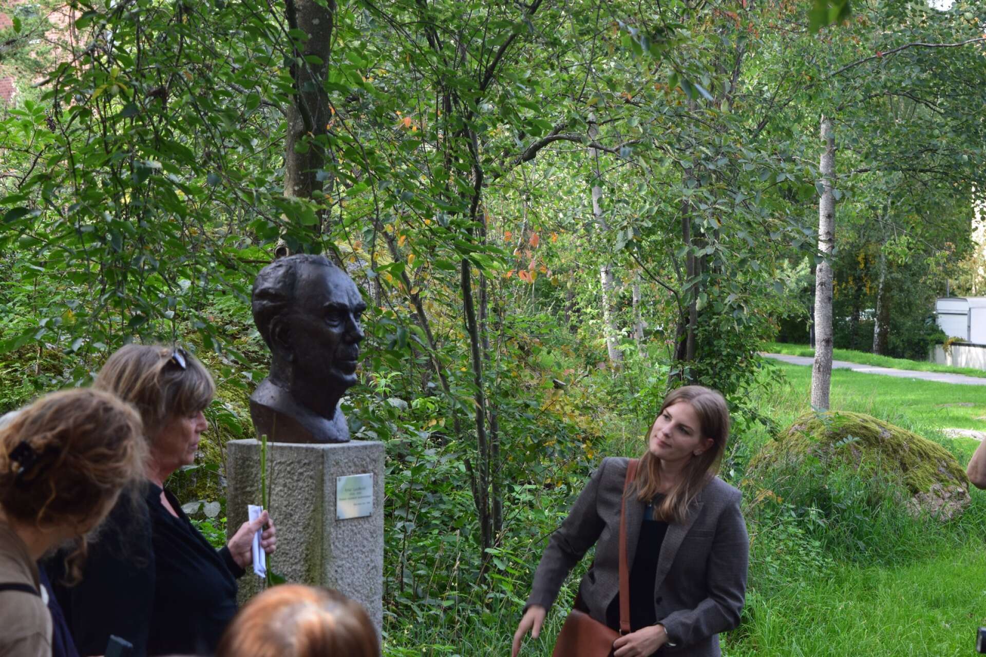 Skulpturen av Artur Lundkvist återinvigdes nyligen i Solna. Till vänster syns konstnären Britt-Marie Jern övriga personer är representanter från Solna stad. Nu är bysterna dessutom bättre förankrade än tidigare, för att förhindra nya stölder.