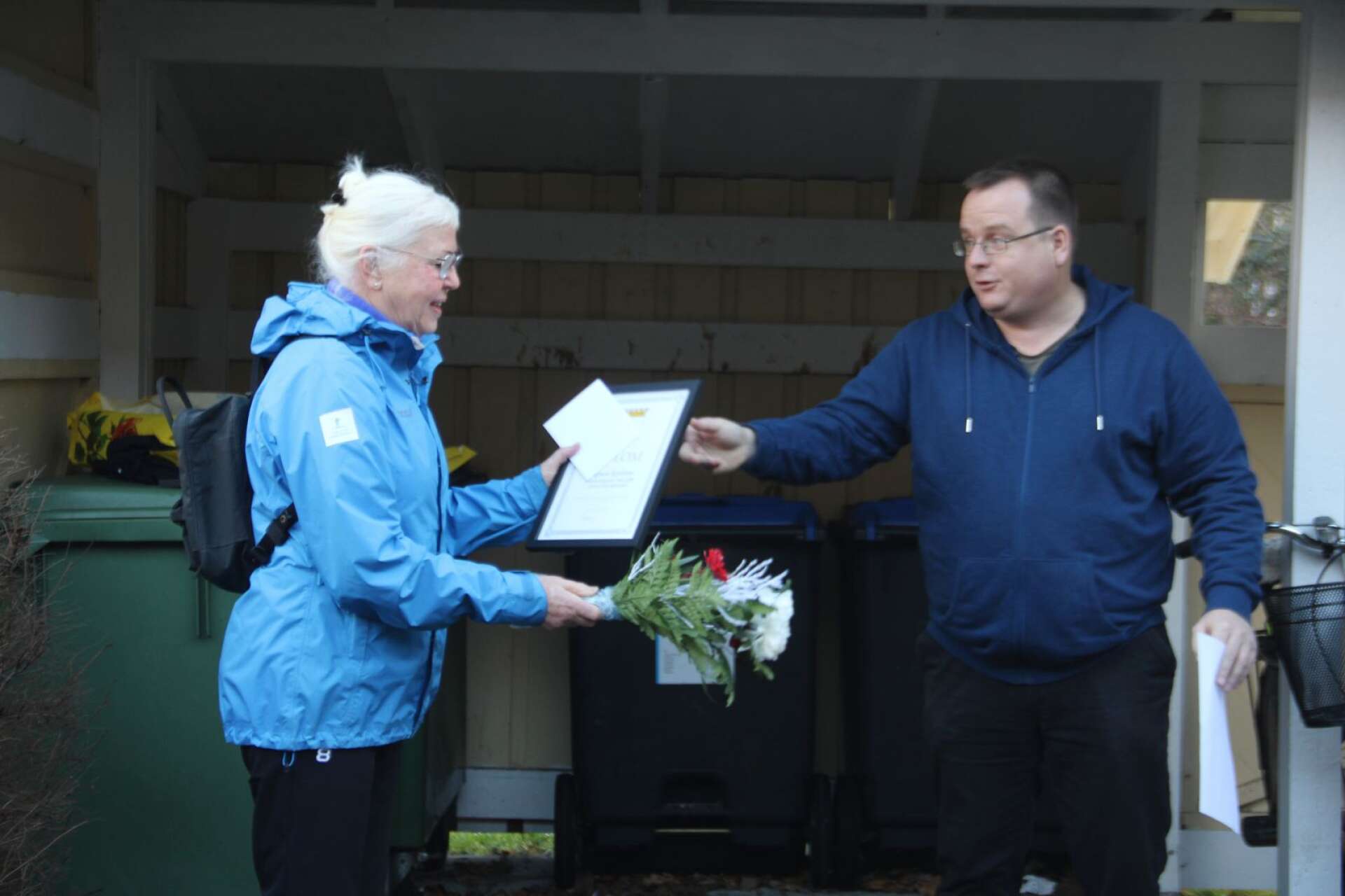 Niklas Karlsson, ordförande i teknik- och fritidsnämnden, delade ut pris till Agneta Karlsson, Friliftsfrämjandet i Åmål.