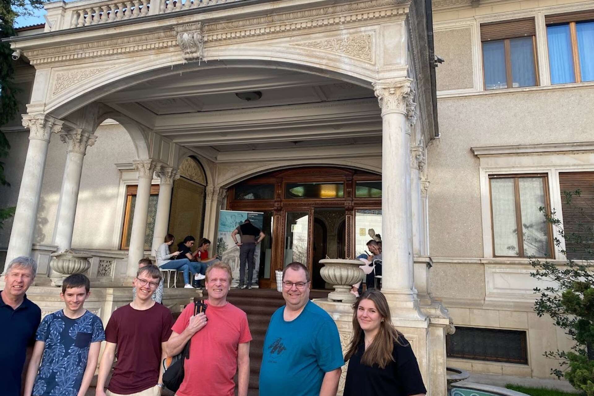 Anders, Isak, Hannes, Lars, Martin och Hilda tog en taxi till palatset där Rumäniens diktator åren 1965-1989 Nicolae Ceausescu (1918-1989) bodde med sin familj.