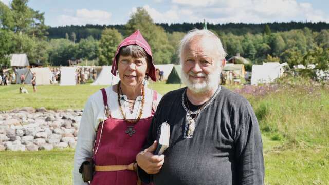 Peter Olausson är ordförande för föreningen Vikingaleden som ordnar tinget, här tillsammans med sin fru Lisbeth Olausson.