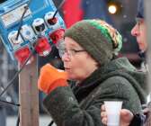 Filipstads julmarknad blev en fest för hela familjen. Det såldes juldekorationer, lotter och hembakat, bland annat. Marknaden arrangerades av Filipstadsföretag i samverkan. Bettina Norrman värmde sig med en kopp kaffe.