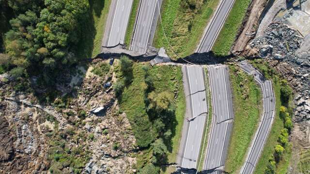 E6 vid Stenungsund är avstängd i båda riktningarna efter jordskredet i lördags.