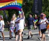 Det var stämningsfullt, soligt och mycket kärlek i luften när Säffle Pridefestival anordnades i lördags. Ett hundratal personer tågade genom centrum mot Kanalparken, där dagen avslutades med dans, tal och musik.