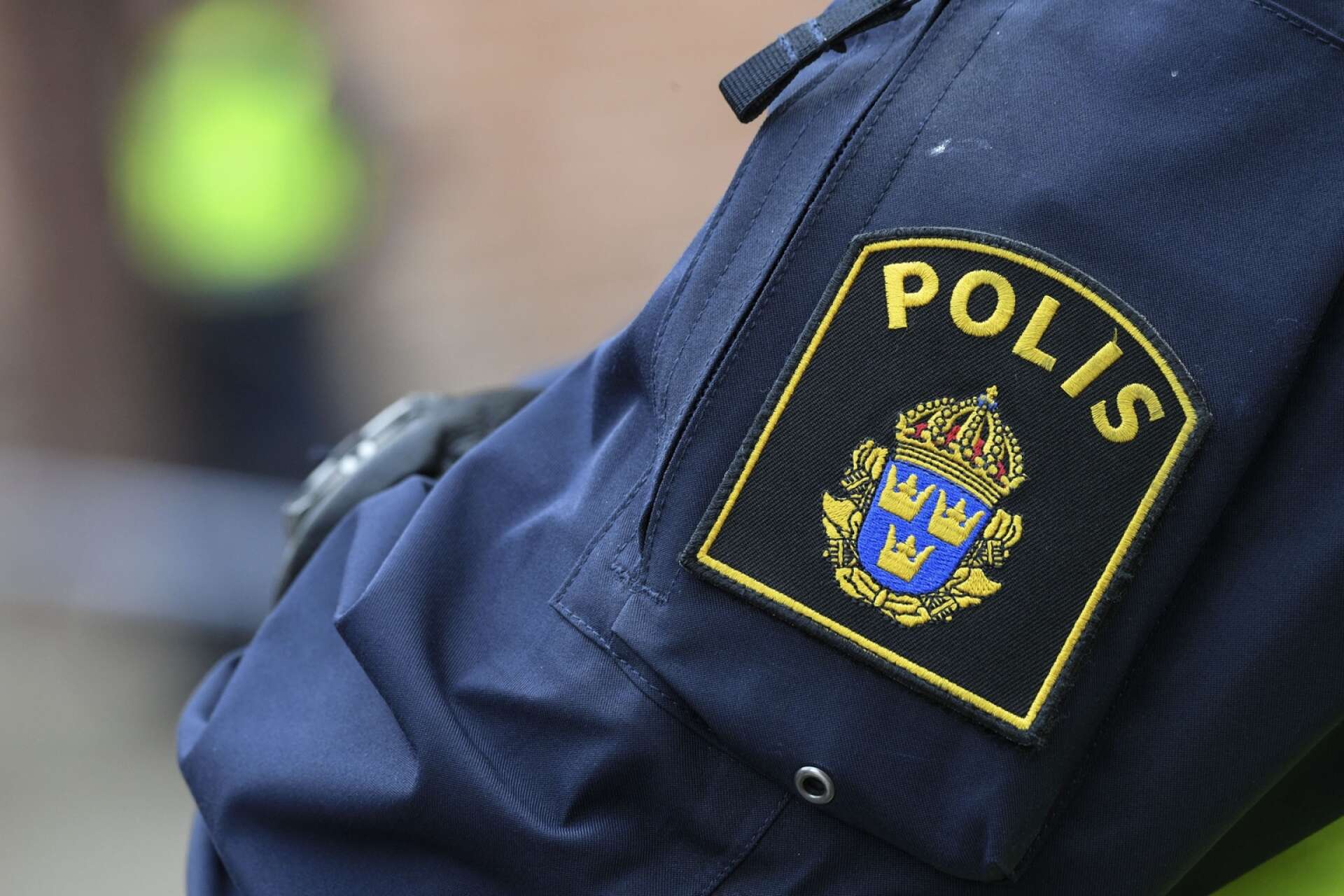 En man i Kristinehamn har anmält att han släpades vid en jourbutik.