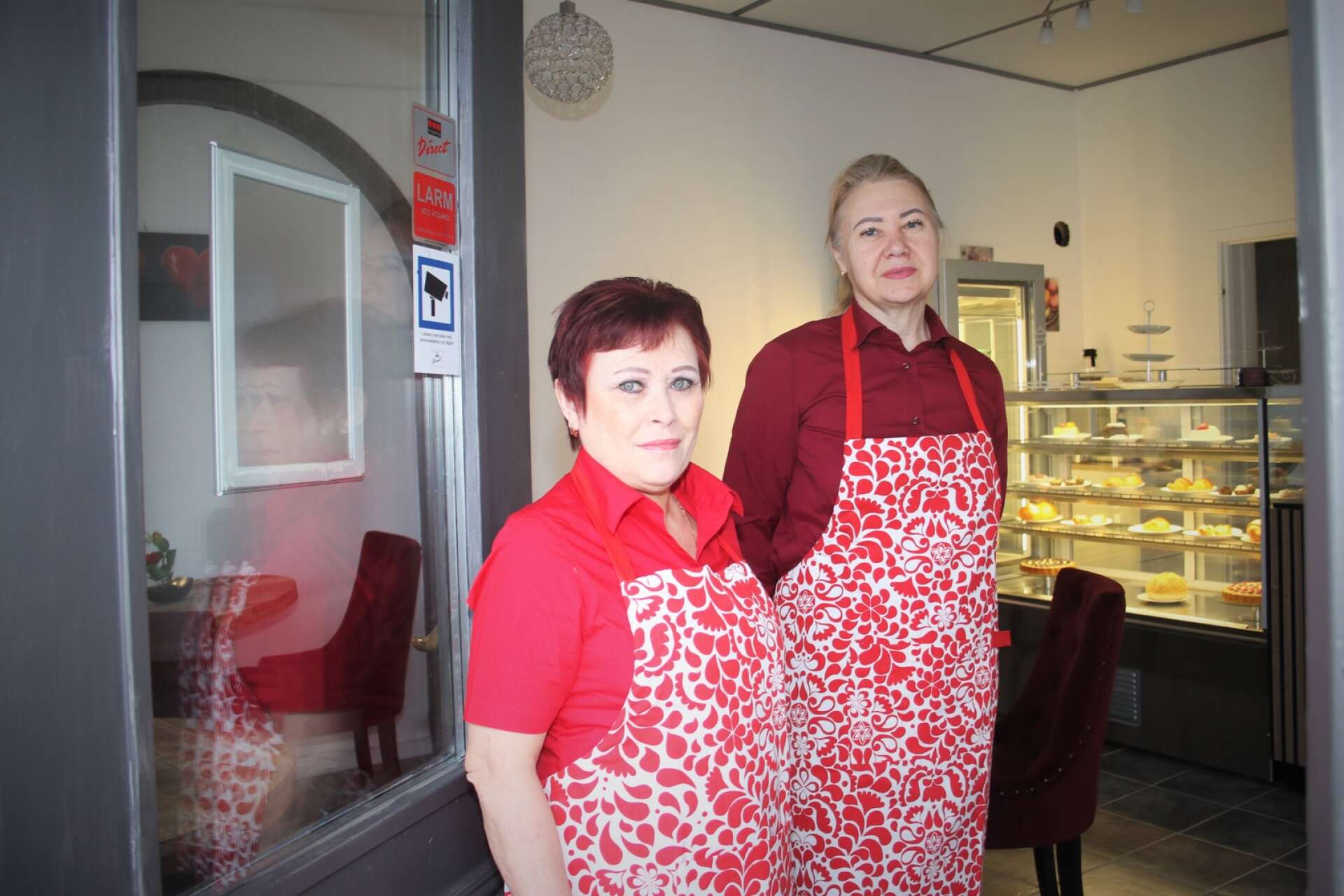 Vännerna Tatiana Lobanchuk och Rimma Melnikova öppnar nytt konditori i Åmål. 