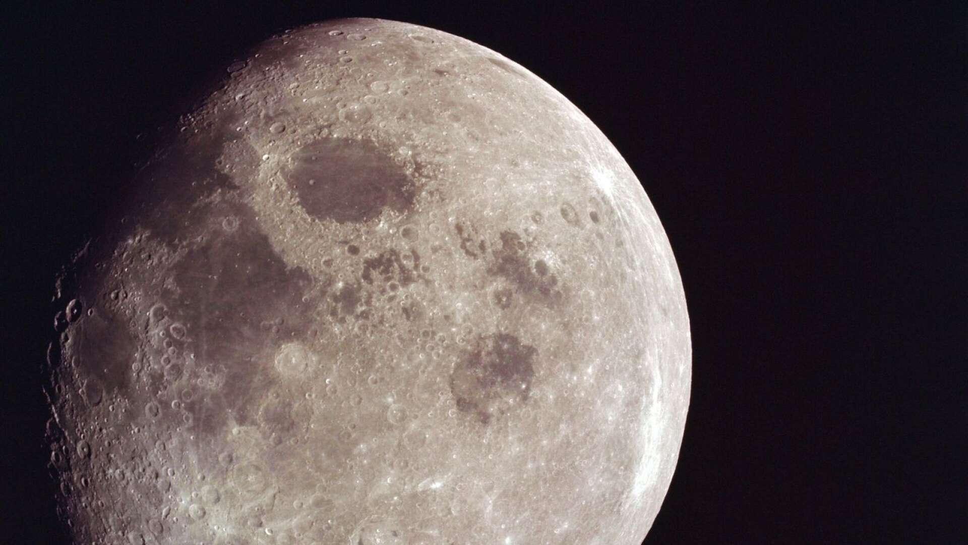 Månen fotograferad när man börjat närma sig den.