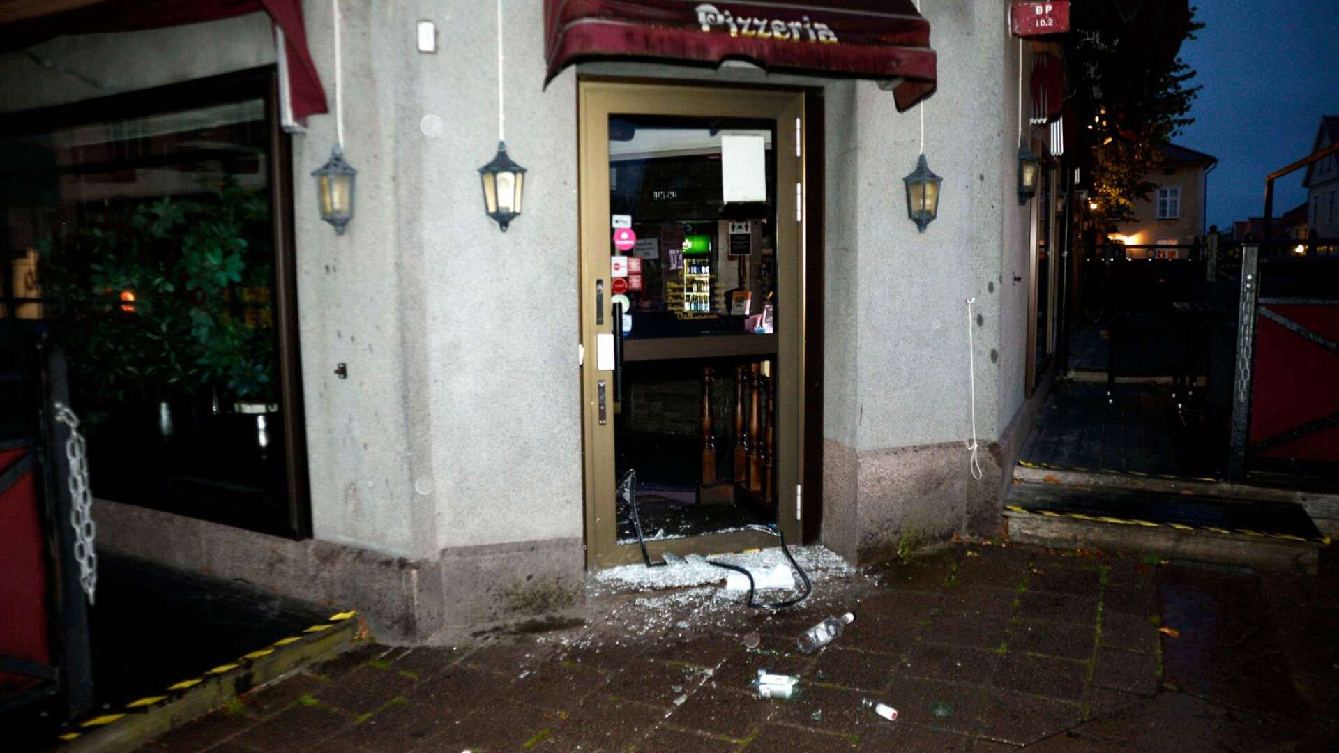 Vid Candys Bistro på Österlånggatan förstördes det natten till tisdagen en entréruta.
