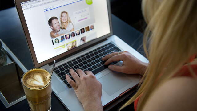 Svenskar på jakt efter kärlek på nätet riskerar att hamna i klorna på romansbedragare. Arkivbild.
