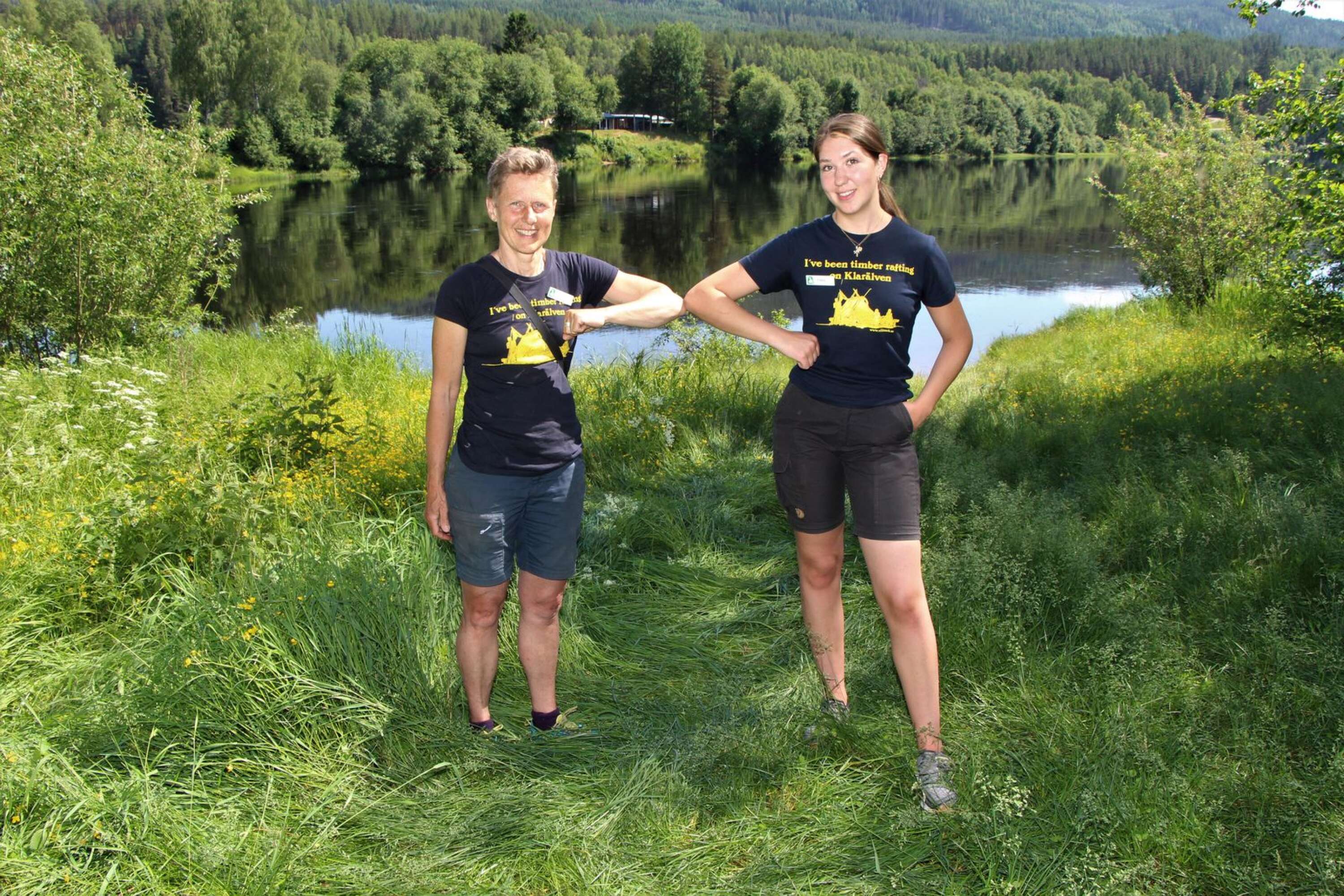 Corona-avstånd gäller även i vildmarken. Ing-Marie Junler, till vänster med Ebba Olsson, som gjorde sin första arbetsdag på Vildmark i Värmland.