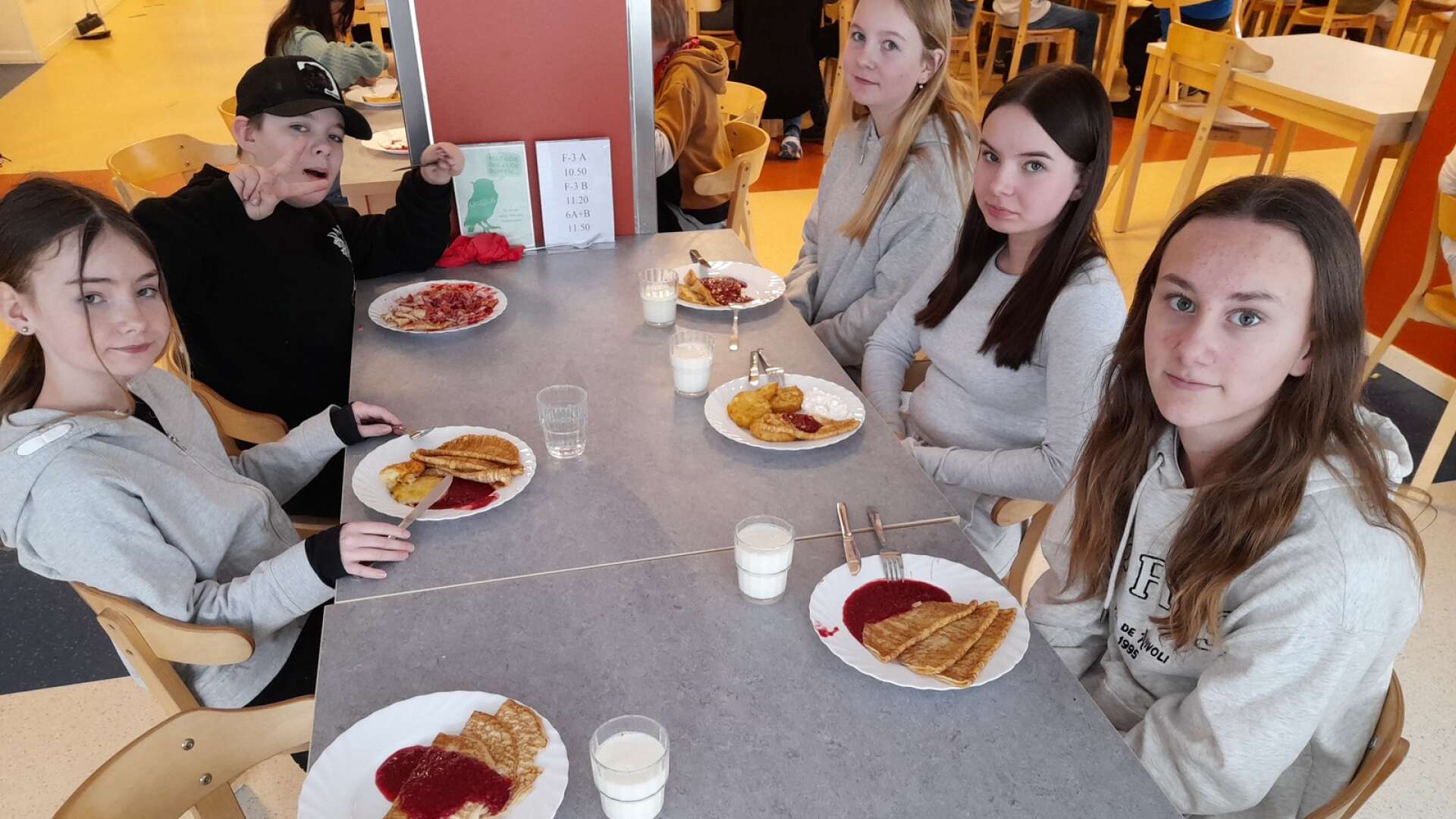 Ebba, Birk, Mira, Bianca och Elsa i matsalen. Dagarna det serveras pannkakor äter de flesta sig mätta, tror de. 