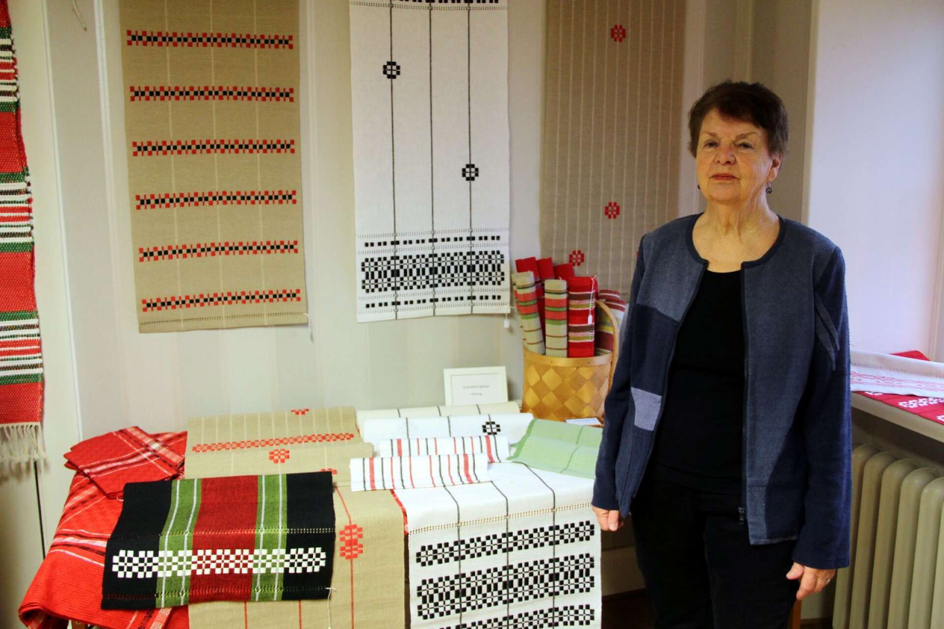 GulleBritt Fjällman väver dukar både i julens färger och i färger som kan passa bra till julklappar.