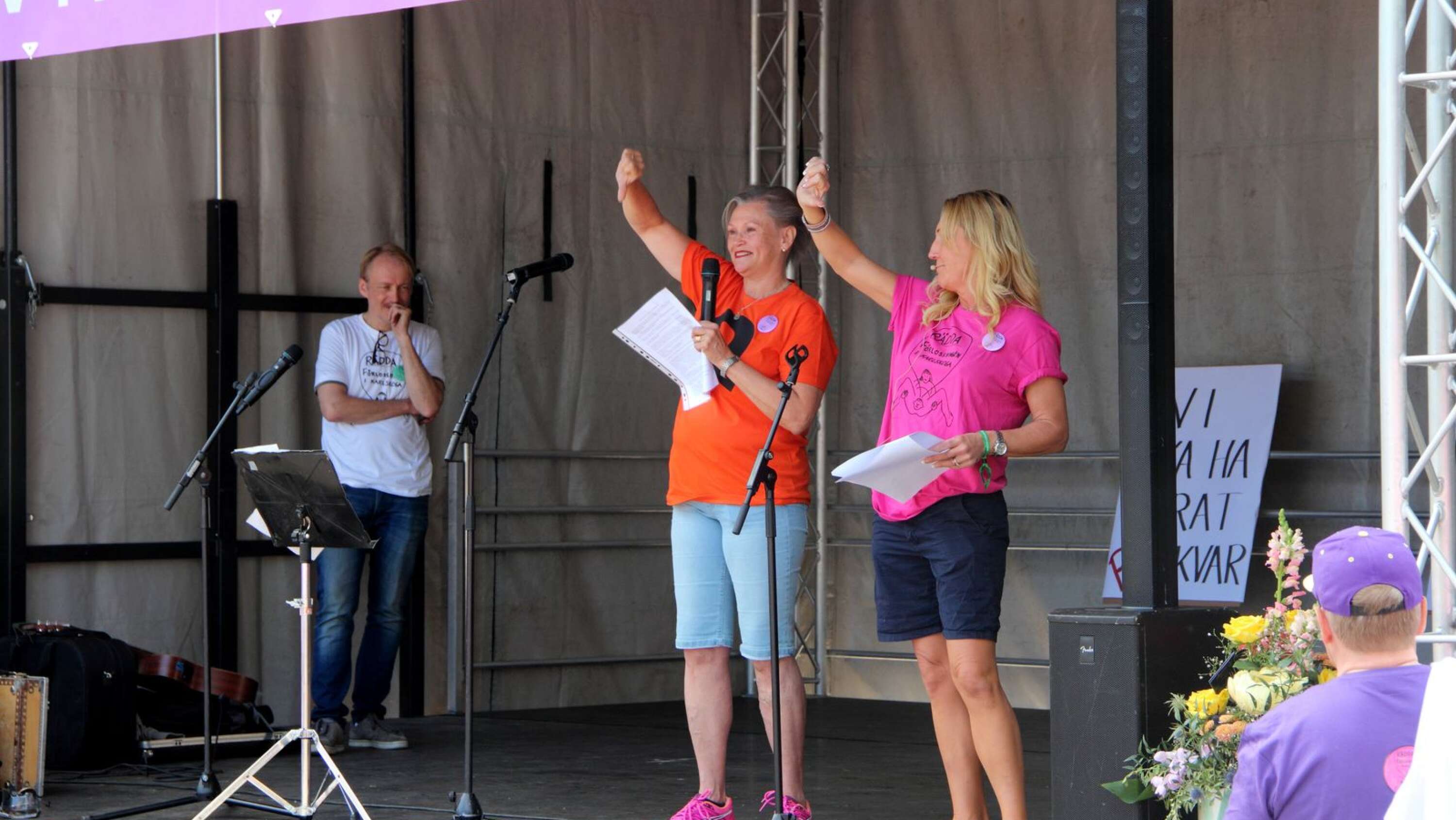 Britt Larsson och Pialill Ring gör tummen ned mot beslutet om nedläggning av förlossningsavdelningen i Karlskoga