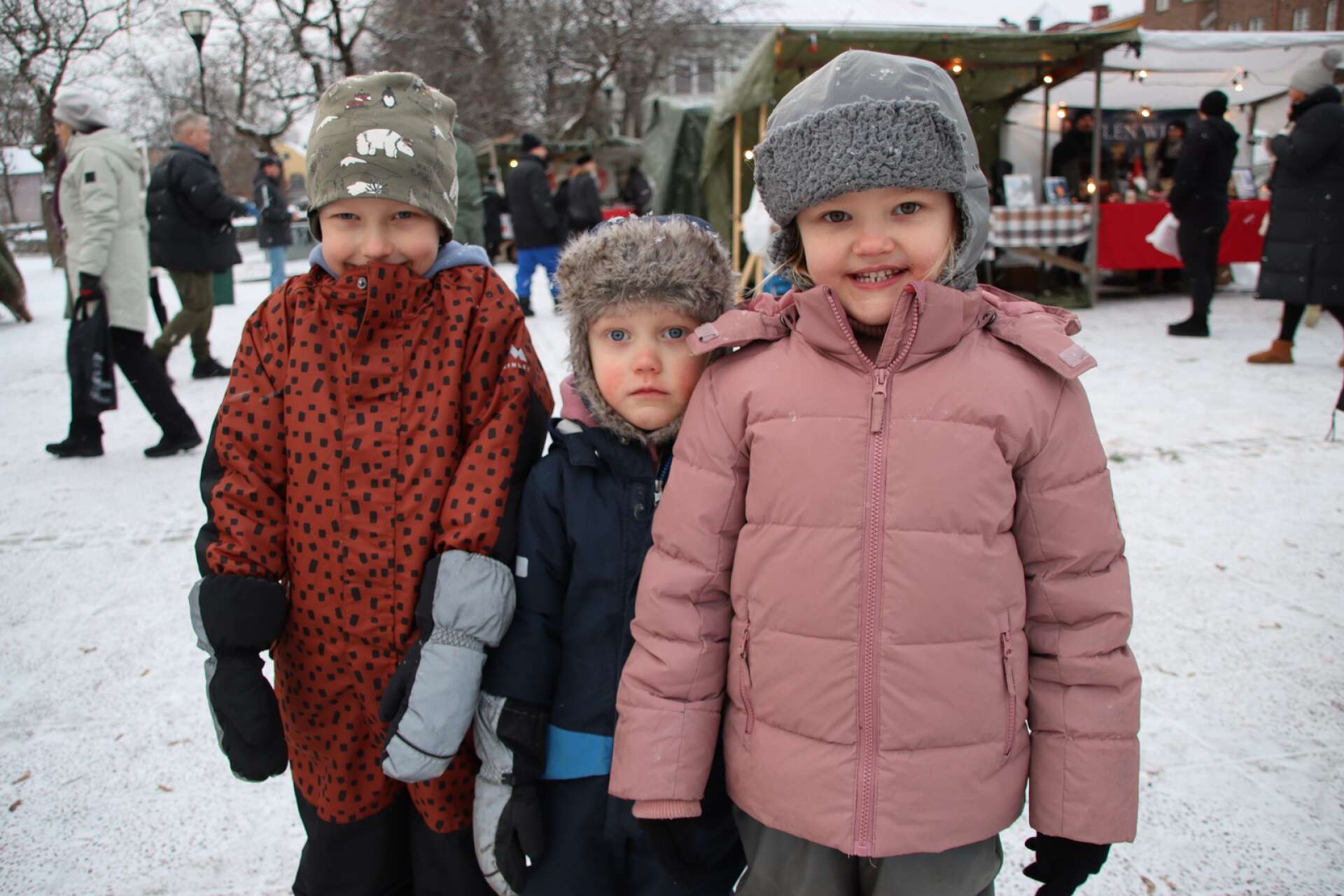 Filipstads julmarknad blev en fest för hela familjen. Det såldes juldekorationer, lotter och hembakat, bland annat. Marknaden arrangerades av Filipstadsföretag i samverkan. Syskonen Ebbe Jakobsson (till vänster) och Flora Jakobsson besökte marknaden tillsammans med sin kusin Iris Lundqvist.