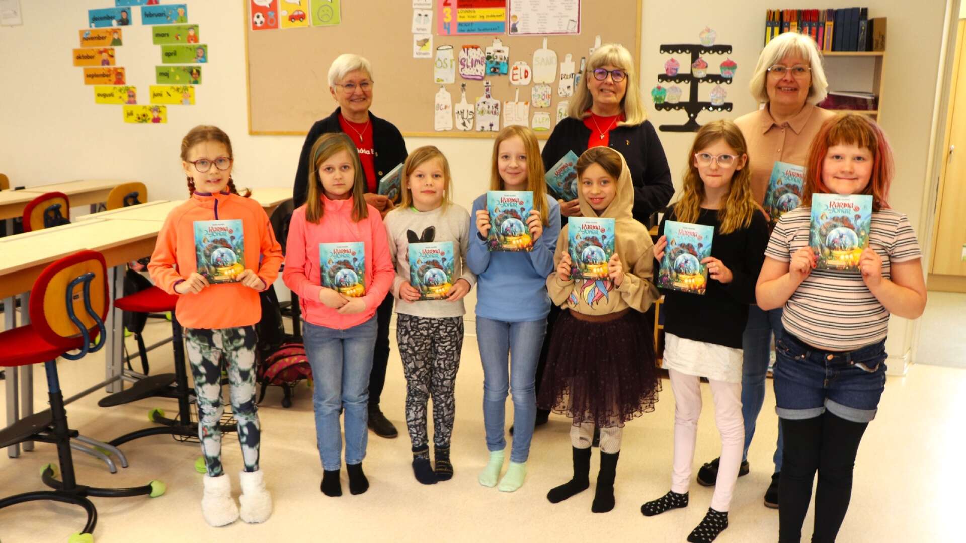 Rädda barnen delade ut böcker till andraklassare för elfte året. Eleverna i klass 2 F i Fågelås skola ser fram emot att få läsa om Karma och Jonars äventyr under ytan.