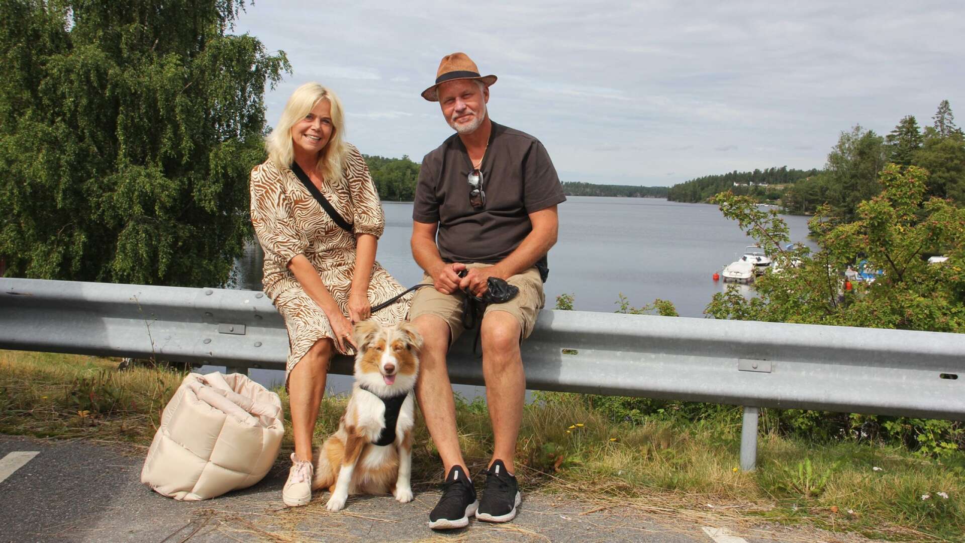Glenn och Ulrika Mellegård från Göteborg älskar att turista i Dalsland, med hunden Freja.