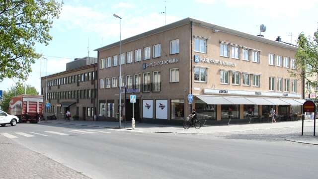 Trafikfarliga häckar ska anmälas till servicecenter i Karlskoga kommun.