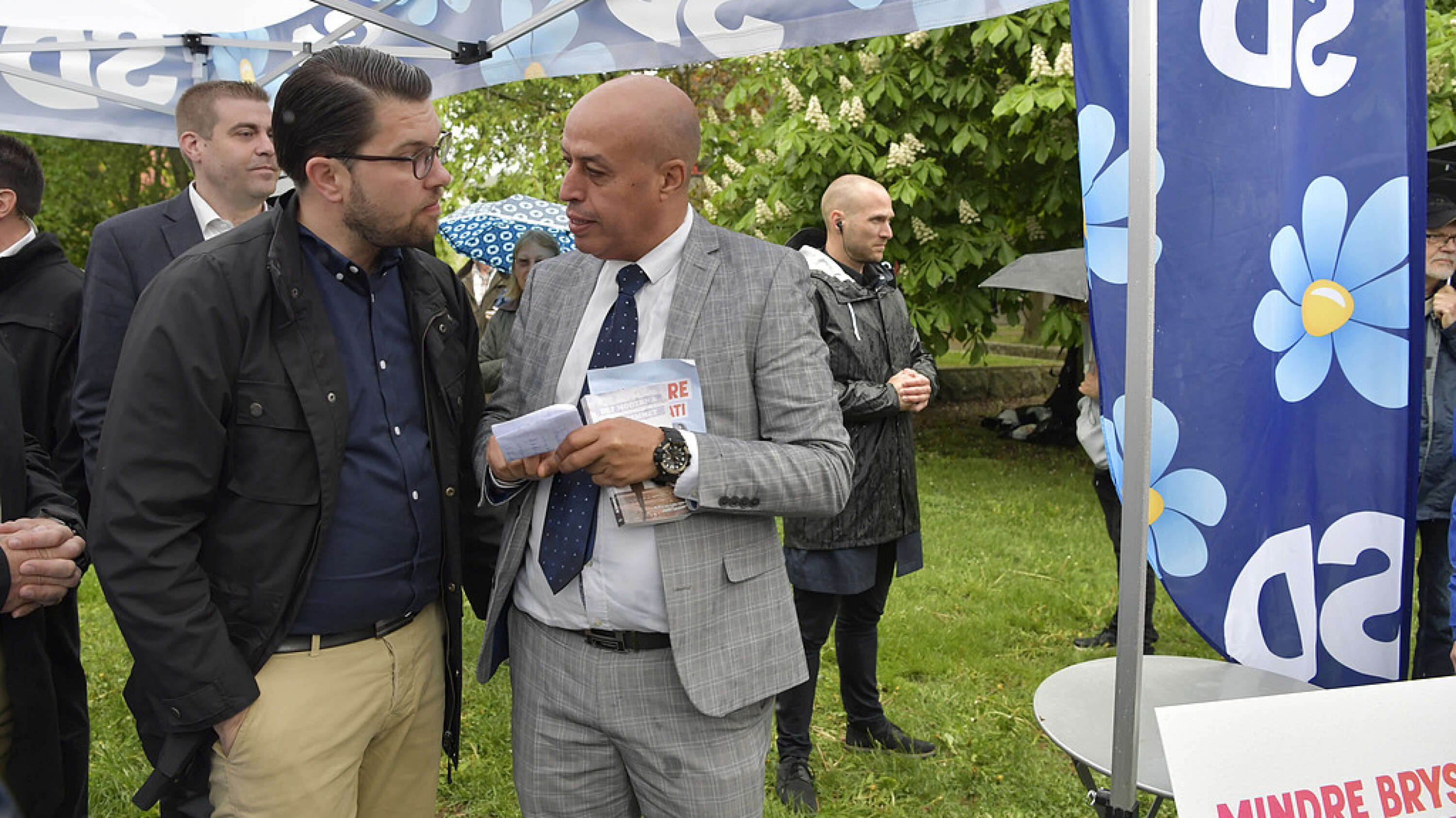 Sverigedemokraternas Jimmie Åkesson talar med David Abid när han valspurtar i Botkyrka på valdagen.