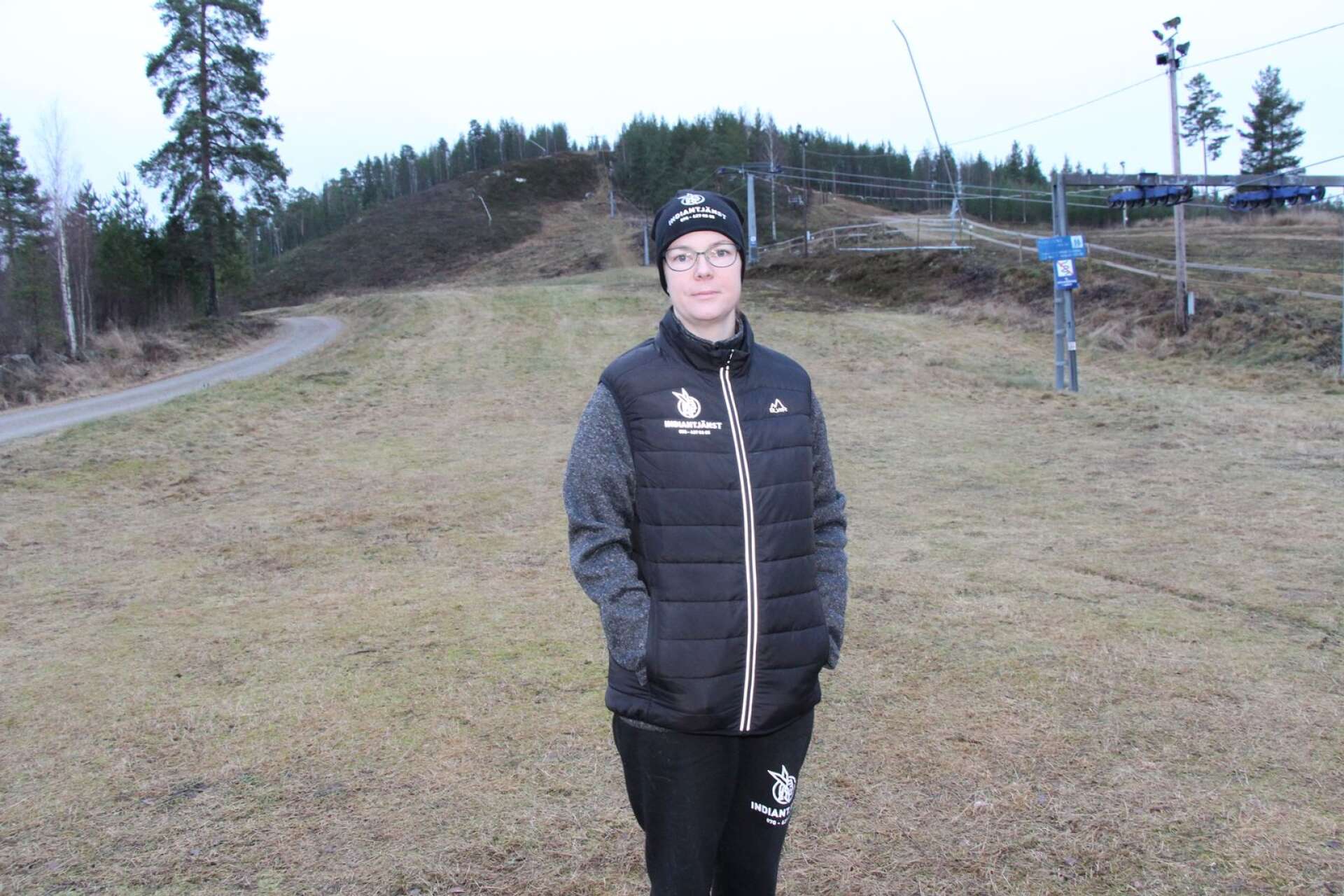 Karin Åslund som är ordförande i Ekshärads slalomklubb vid slalombacken som inte heller denna säsong ser ut att få snö.