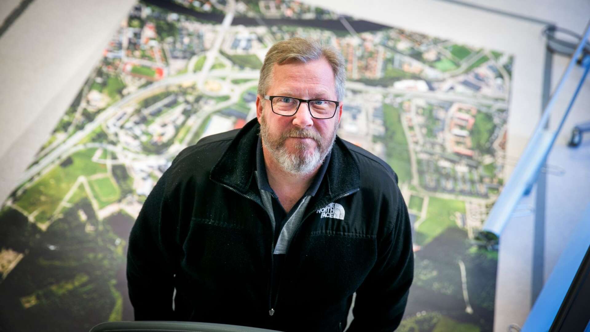 Mikael Granberg är snickaren som blev professor i statsvetenskap. Han säger att Karlstad är spännande genom att stan både är hotad av översvämningar och bygger mycket i vattennära lägen.